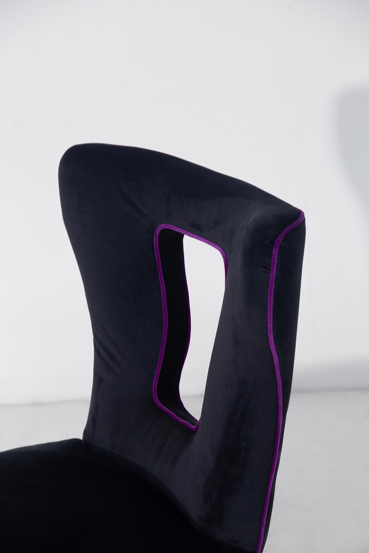 Italian Vintage Armchairs Pair in Black Velvet, Wood and Brass In condizioni buone in vendita a Milano, IT