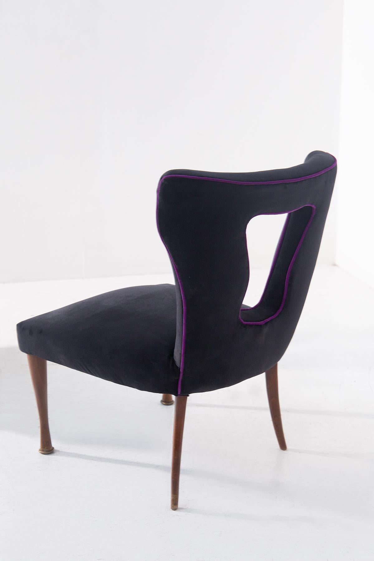 Italian Vintage Armchairs Pair in Black Velvet, Wood and Brass in vendita 2