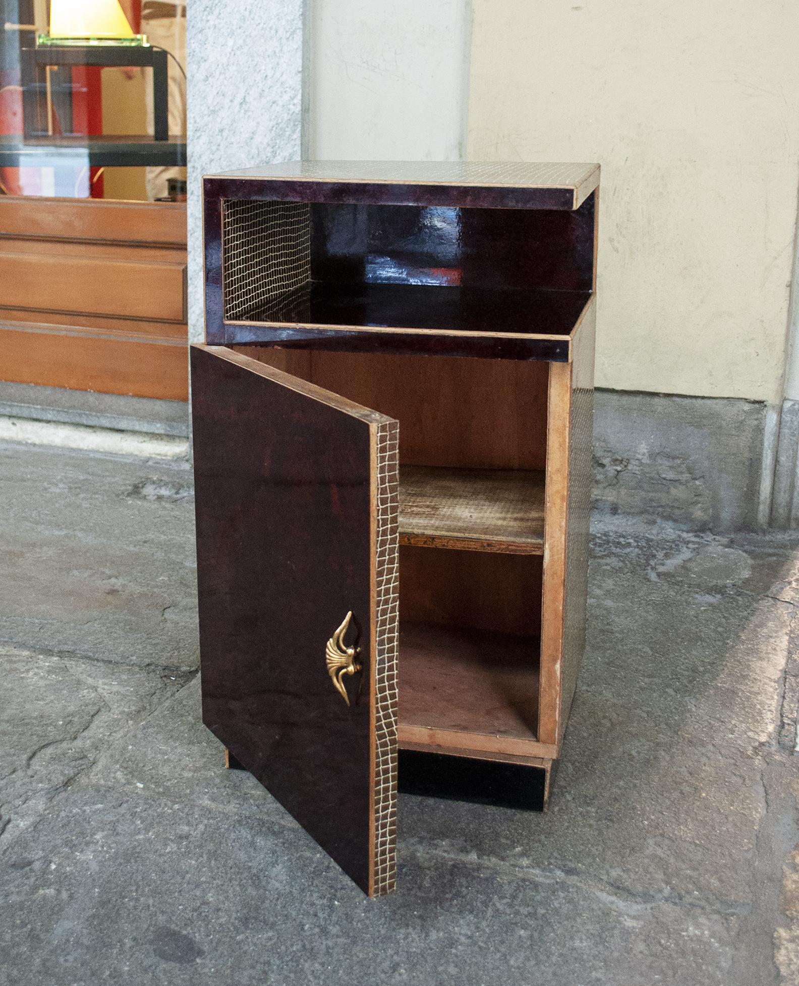 Bedside table in wood, with resin and mesh covering
Art Deco
Italian production
1930s.
