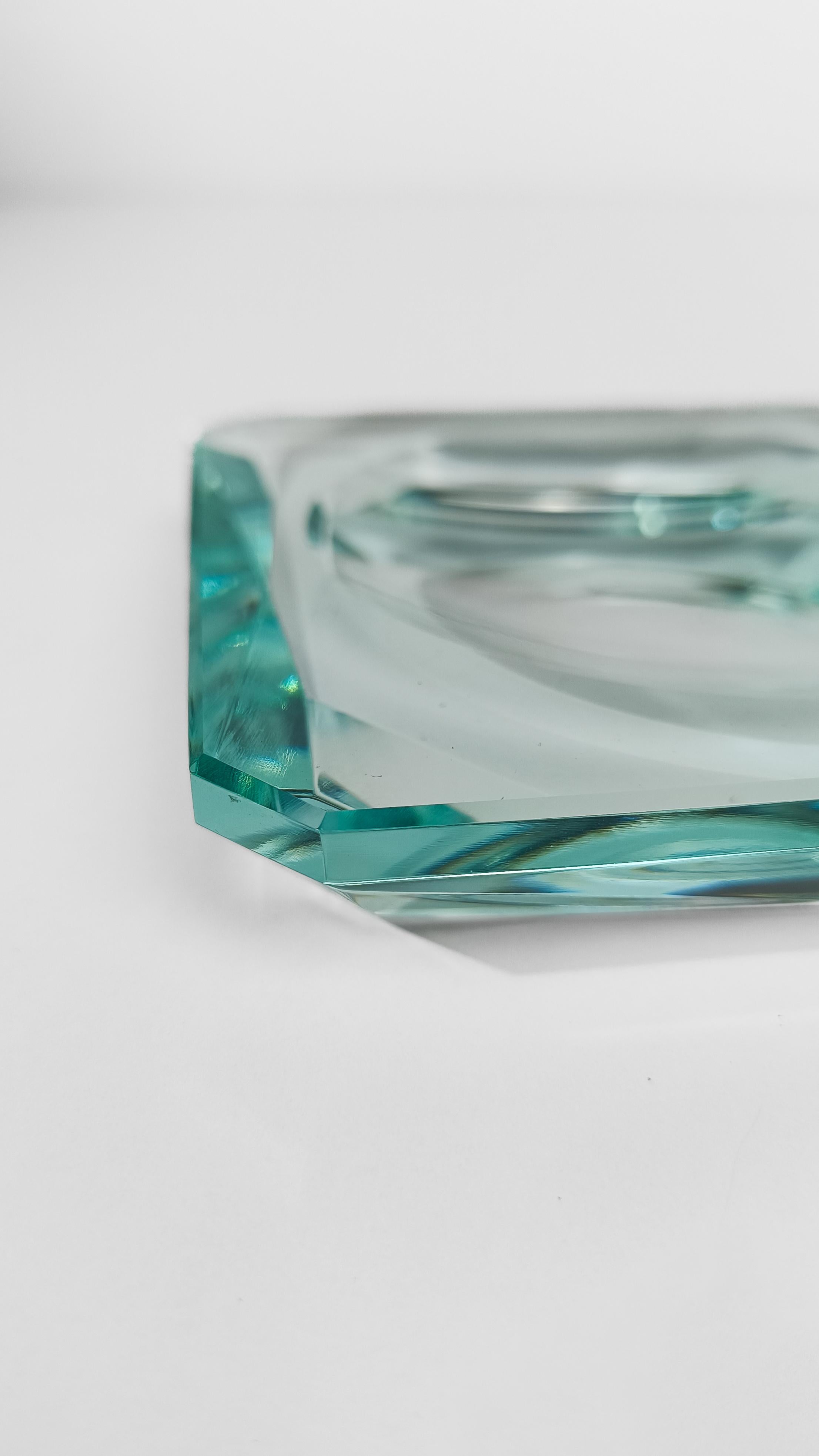 Cendrier italien vintage en verre vert nile biseauté attribué à Fontana Arte en vente 7