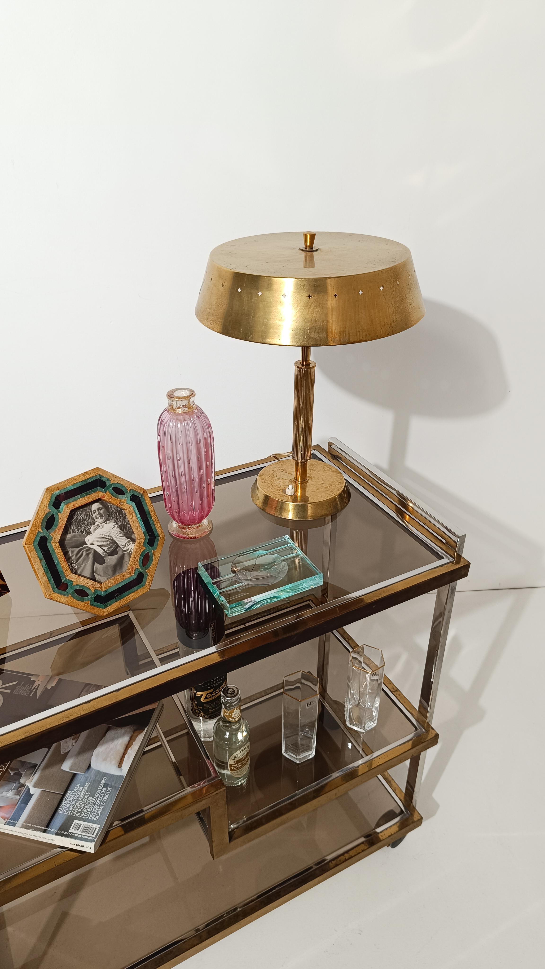 Je propose à la vente un objet d'un grand charme et d'une grande élégance dans sa simplicité.
Un seul matériau utilisé, un splendide verre vert Nil taillé et biseauté suivant un design essentiel et fonctionnel.
Le dessin géométrique découpé dans un