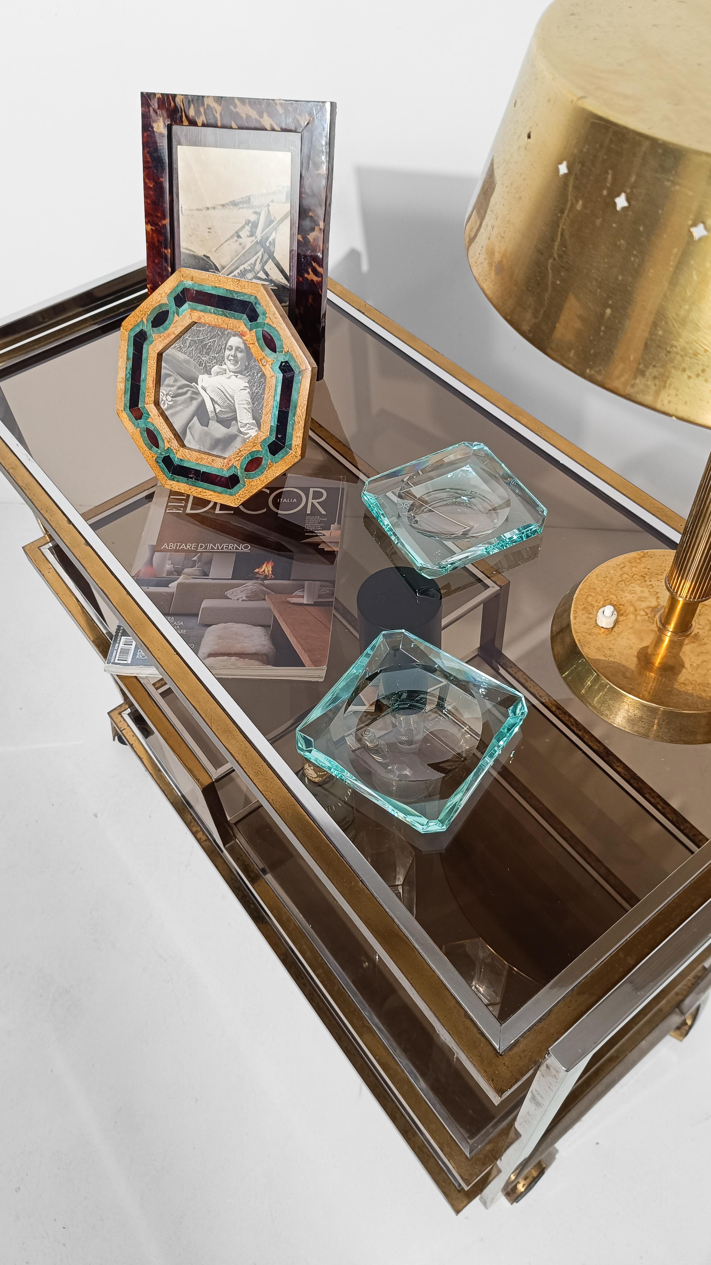 Je propose à la vente deux objets jumeaux d'un grand charme et d'une grande élégance dans leur simplicité.
Un seul matériau utilisé, un splendide verre vert Nil taillé et biseauté suivant un design essentiel et très élégant.
Deux blocs de verre de