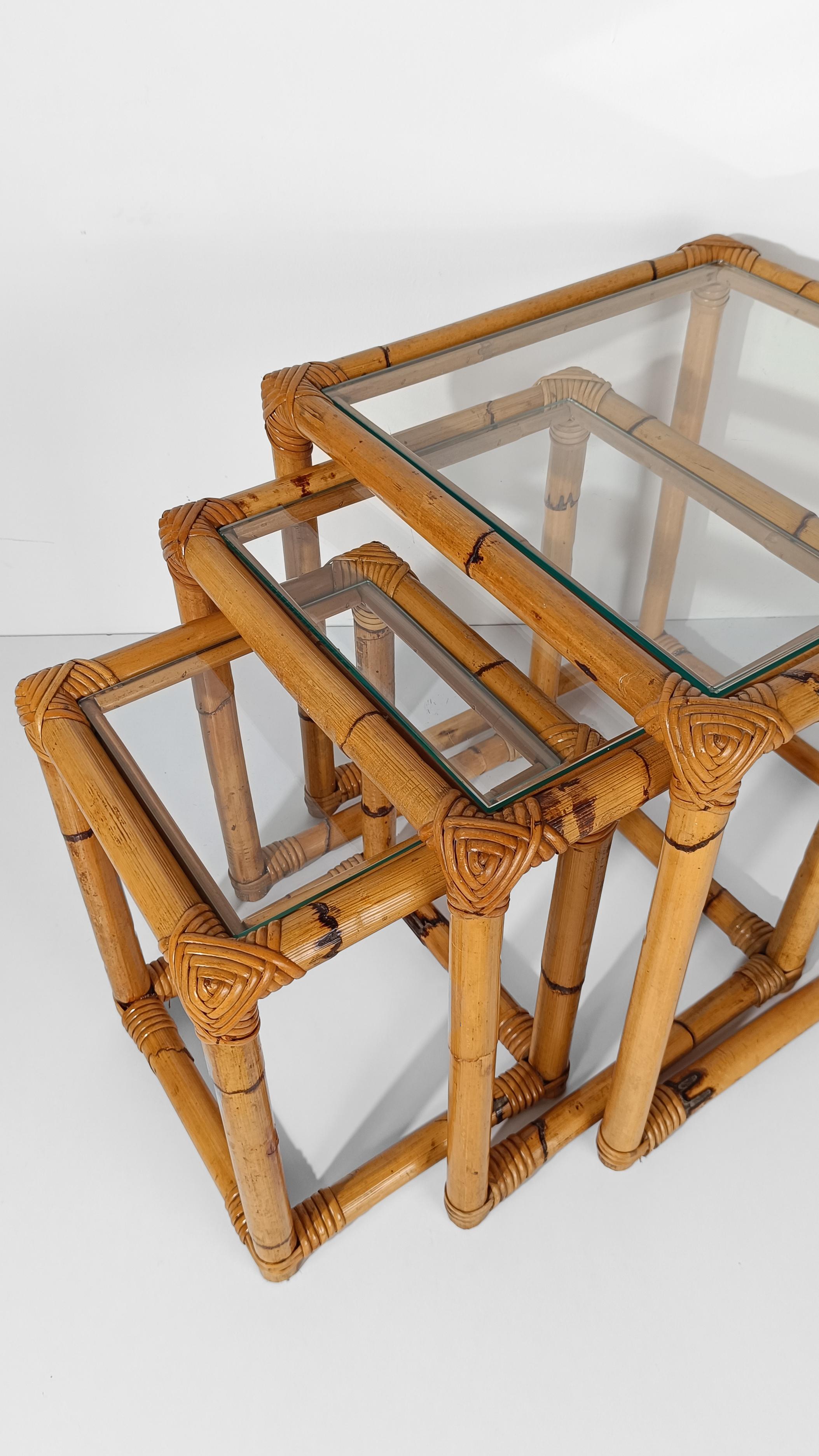 Italian Vintage Bamboo Cane and Rattan Nesting Tables with Clear Glass Top, 60s For Sale 10