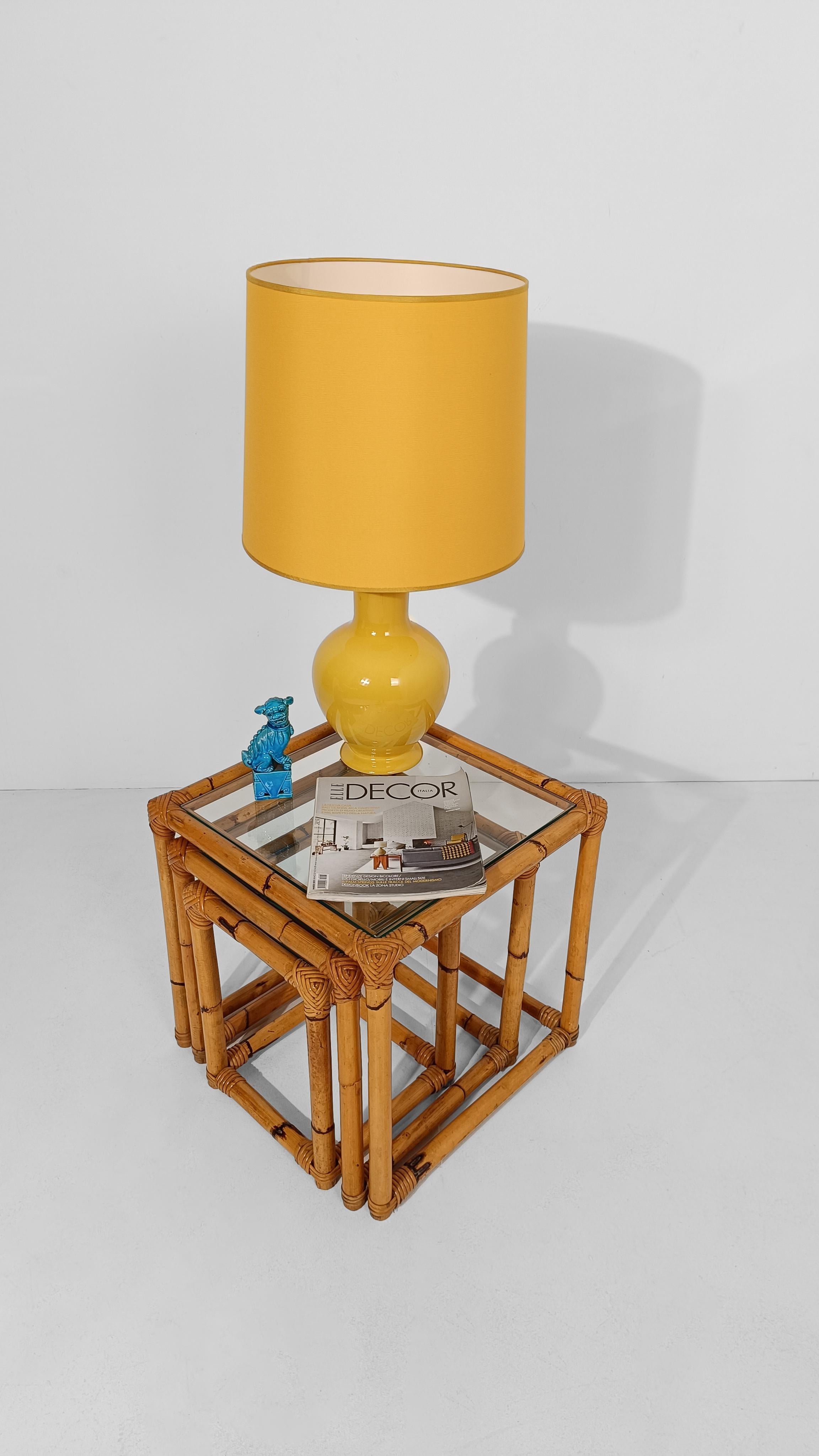 Italian Vintage Bamboo Cane and Rattan Nesting Tables with Clear Glass Top, 60s In Good Condition For Sale In Roma, IT