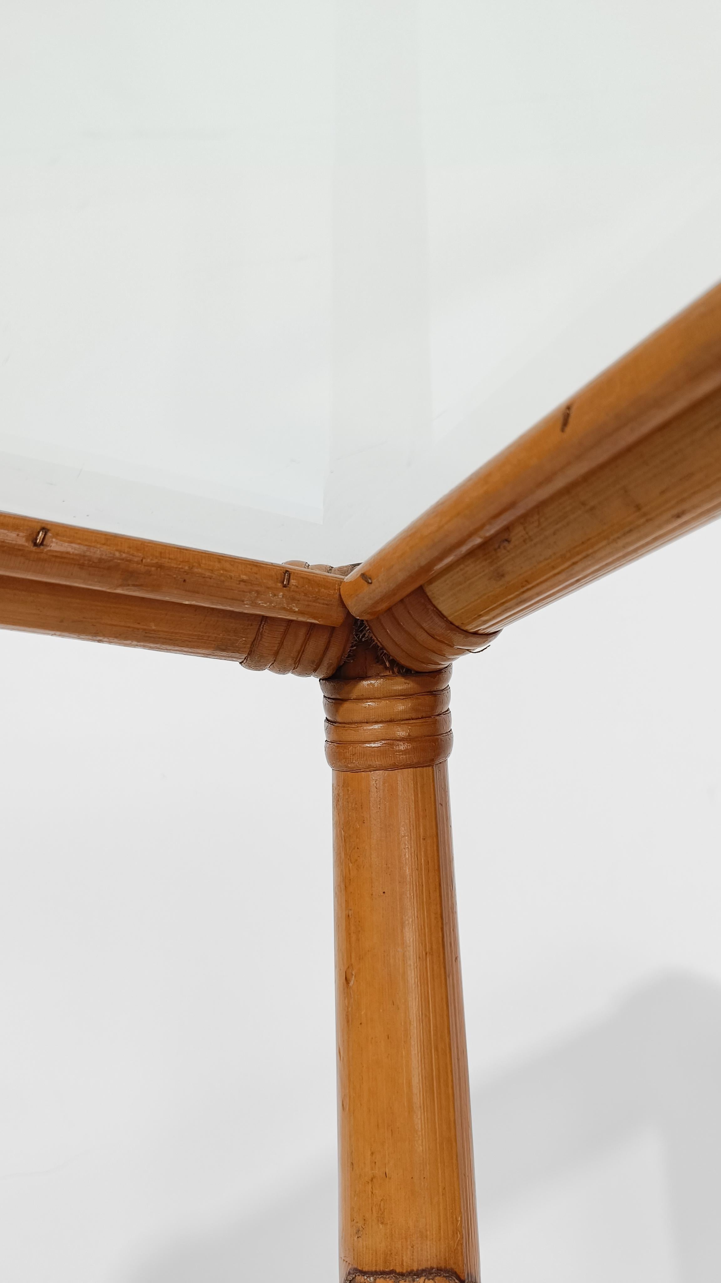 Italian Vintage Bamboo Cane and Rattan Nesting Tables with Clear Glass Top, 60s For Sale 4
