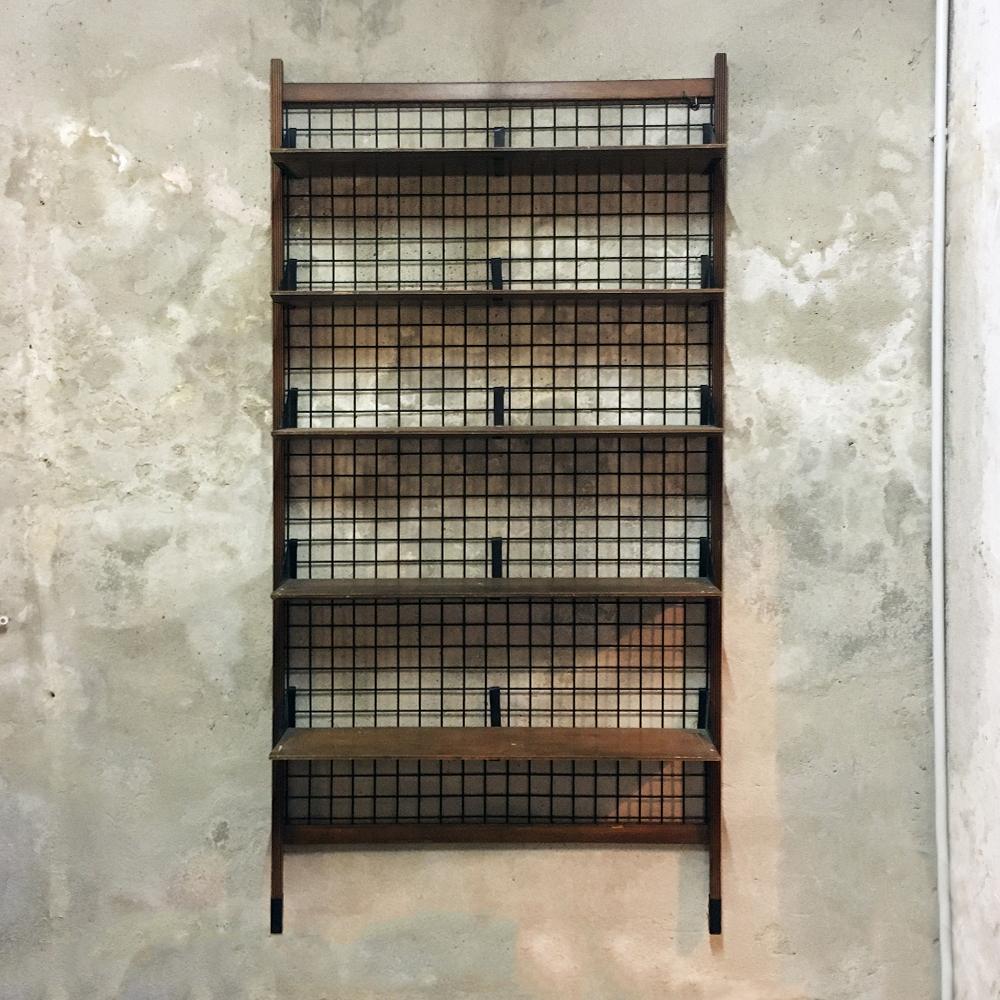 Italian vintage black metal grid and teak shelves wall bookcase, 1960s
Wall bookcase with black metal grid and teak shelves, triangular shelf brackets always in metal.
To be restored.
Measures: 101 x 23 x 200 H cm.