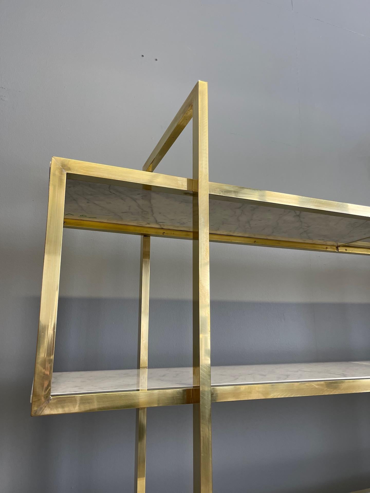 Italian Vintage Bookcase in Brass and Carrara Marble  For Sale 10