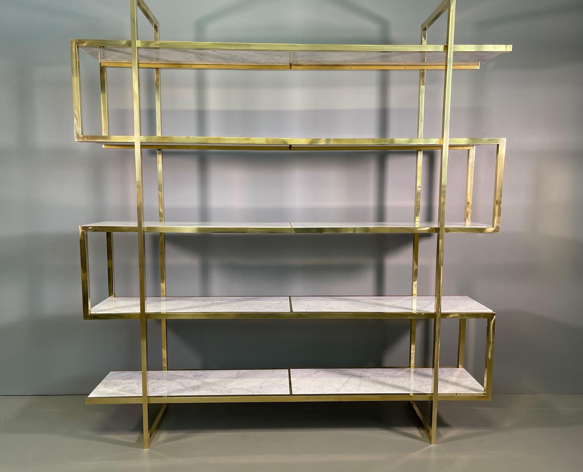 Italian Vintage Bookcase in Brass and Carrara Marble  In Excellent Condition For Sale In Rovereta, SM