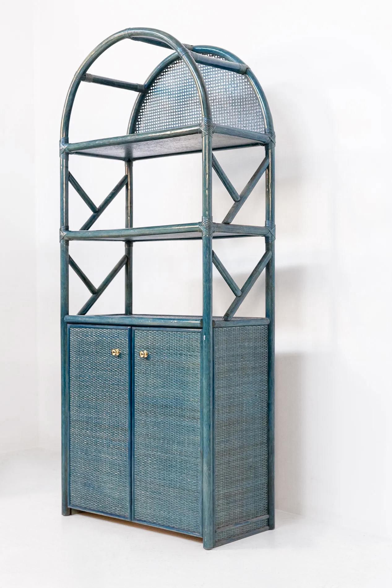Elegant 80's ItalianDiscover the timeless elegance of this refined vintage Italian bookcase, made of bamboo and rattan, which is a perfect example of the postmodern style of the 1980s. This unique piece not only offers a practical and functional