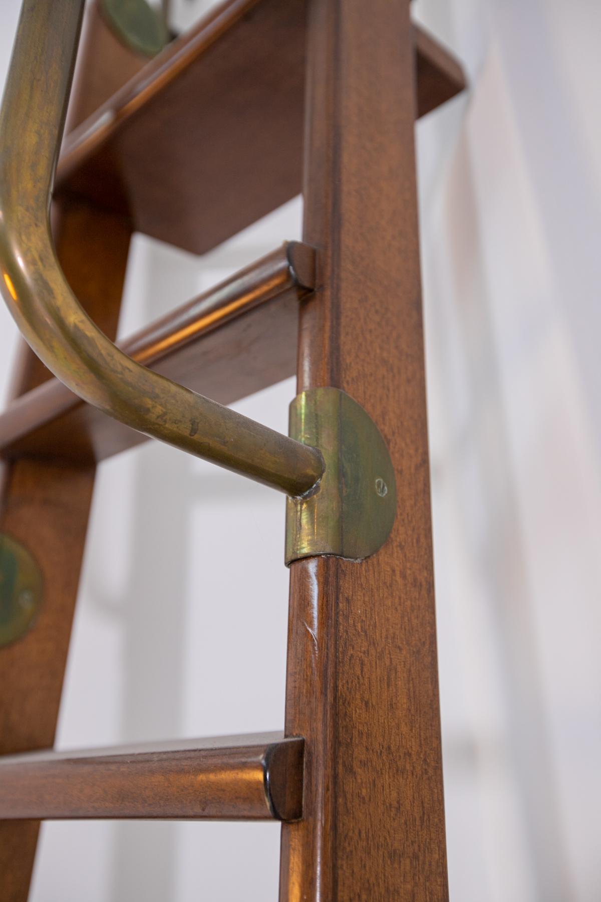 Italienische Vintage-Bücherregal-Leiter aus Messing und Holz 3