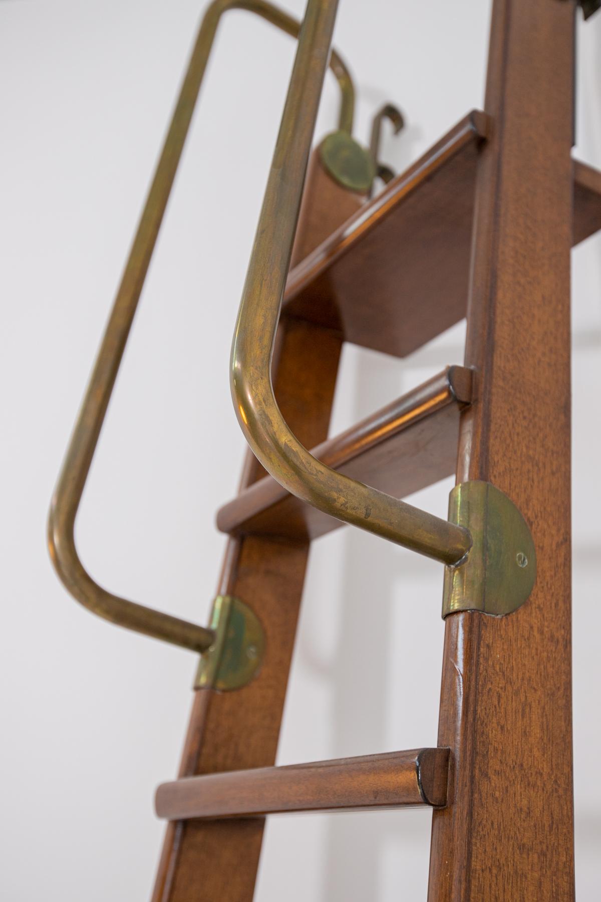 Italienische Vintage-Bücherregal-Leiter aus Messing und Holz (Mitte des 20. Jahrhunderts)