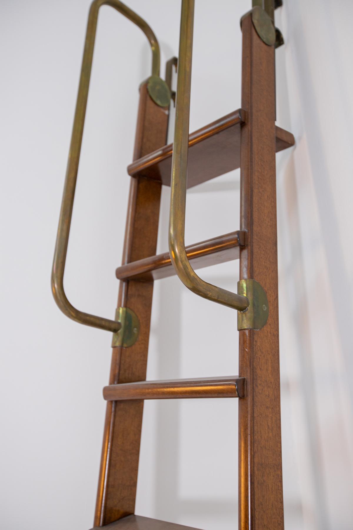 Italienische Vintage-Bücherregal-Leiter aus Messing und Holz 1