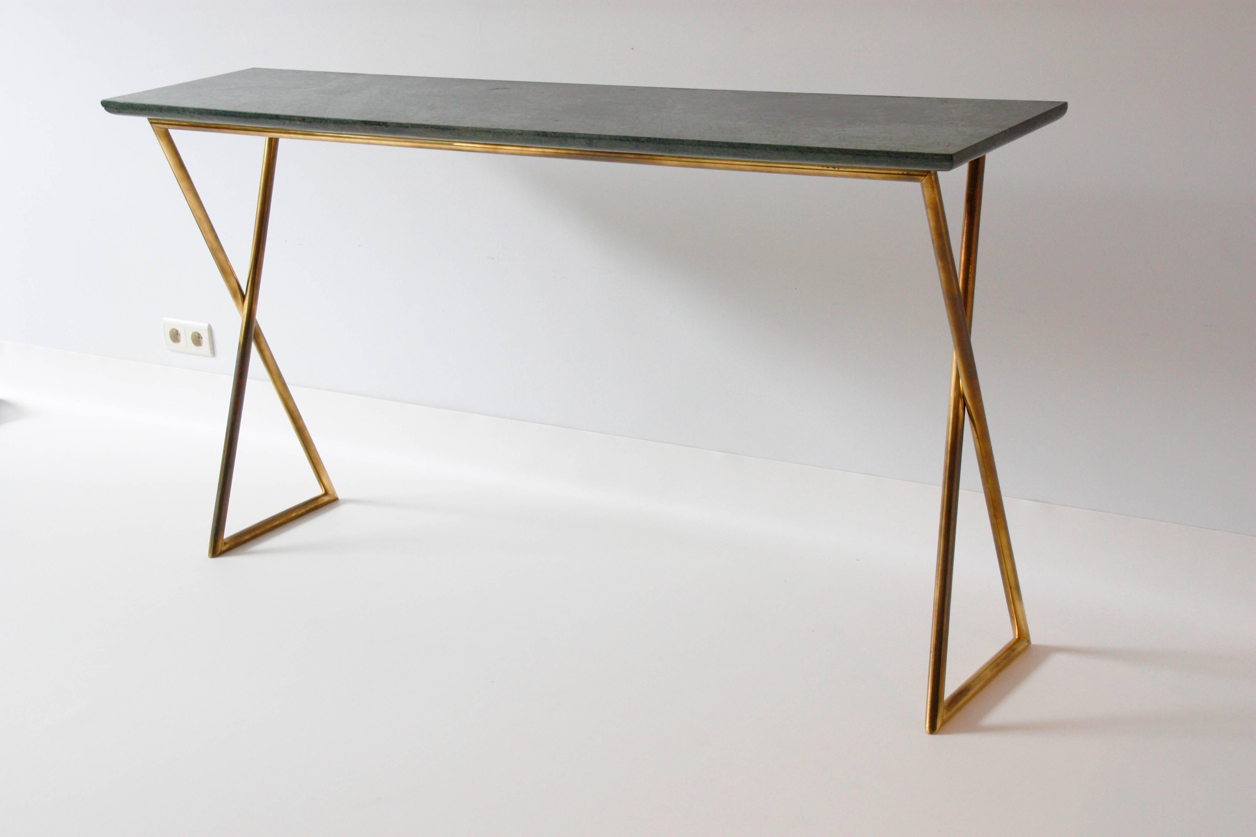 Vintage console with a brass structure and a thick dark green marble attributed to Osvaldo Borsani, Italy, circa 1945-1950

Measure: 66.92in x 14.96in, 35.43in height
1m70 x 38cm - Hauteur 90cm.