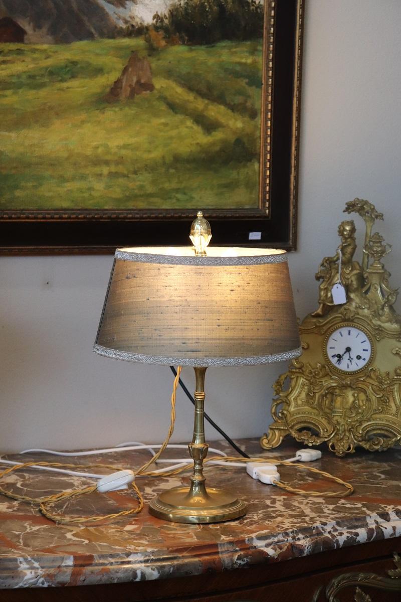 Schöne italienische klassische Tischlampe im Vintage-Stil. Vier interne Glühbirnen. Der Korpus ist aus edlem, goldenem Messing, der Lampenschirm aus ähnlichem, olivgrünem Stoff. Funktioniert einwandfrei. Einige Flecken im Stoff des Lampenschirms,