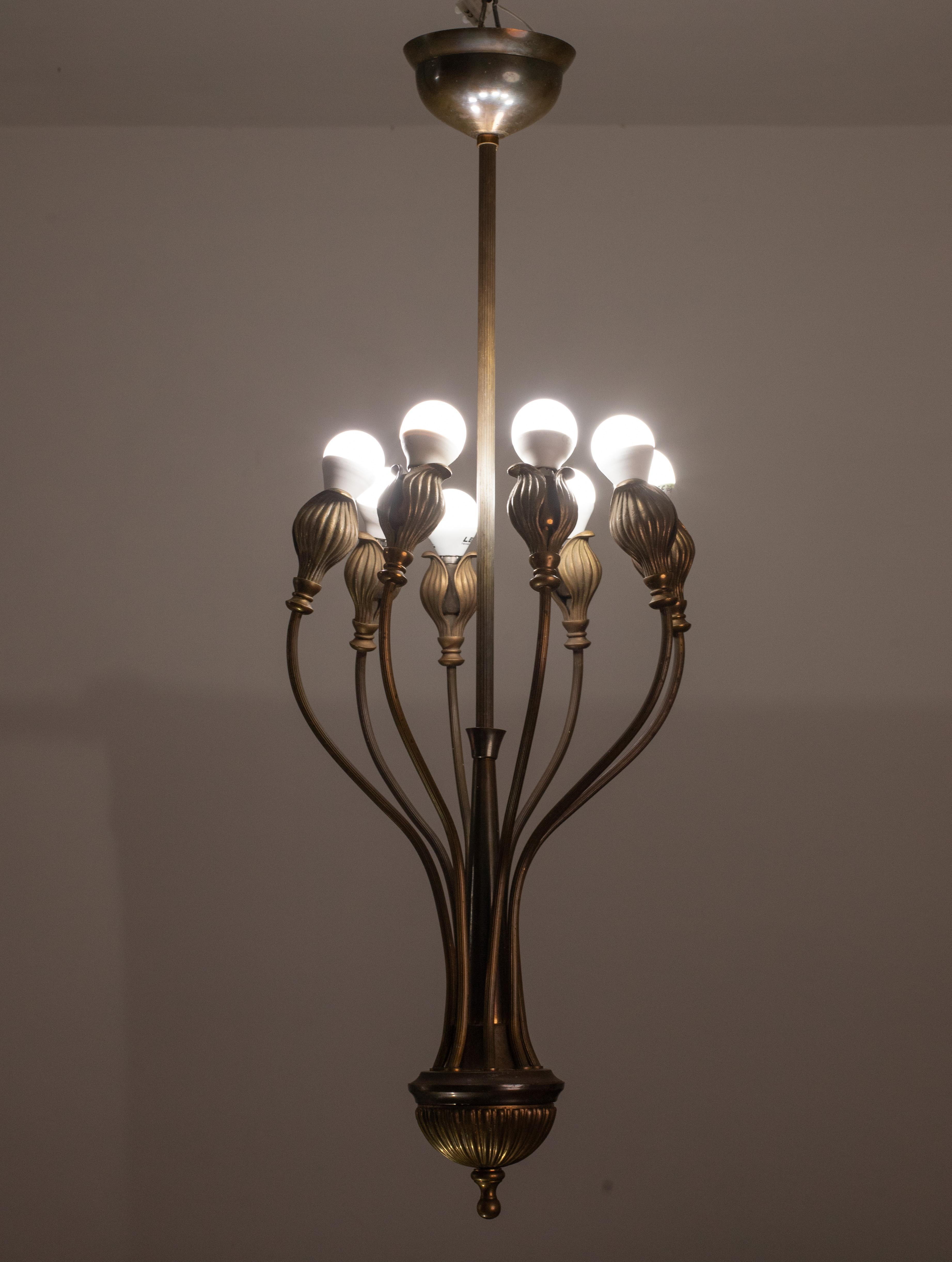 Vintage brass chandelier with tulips.

The chandelier measures 90 centimetres in height and 35 in diameter.

Design period 1960.

Good vintage condition