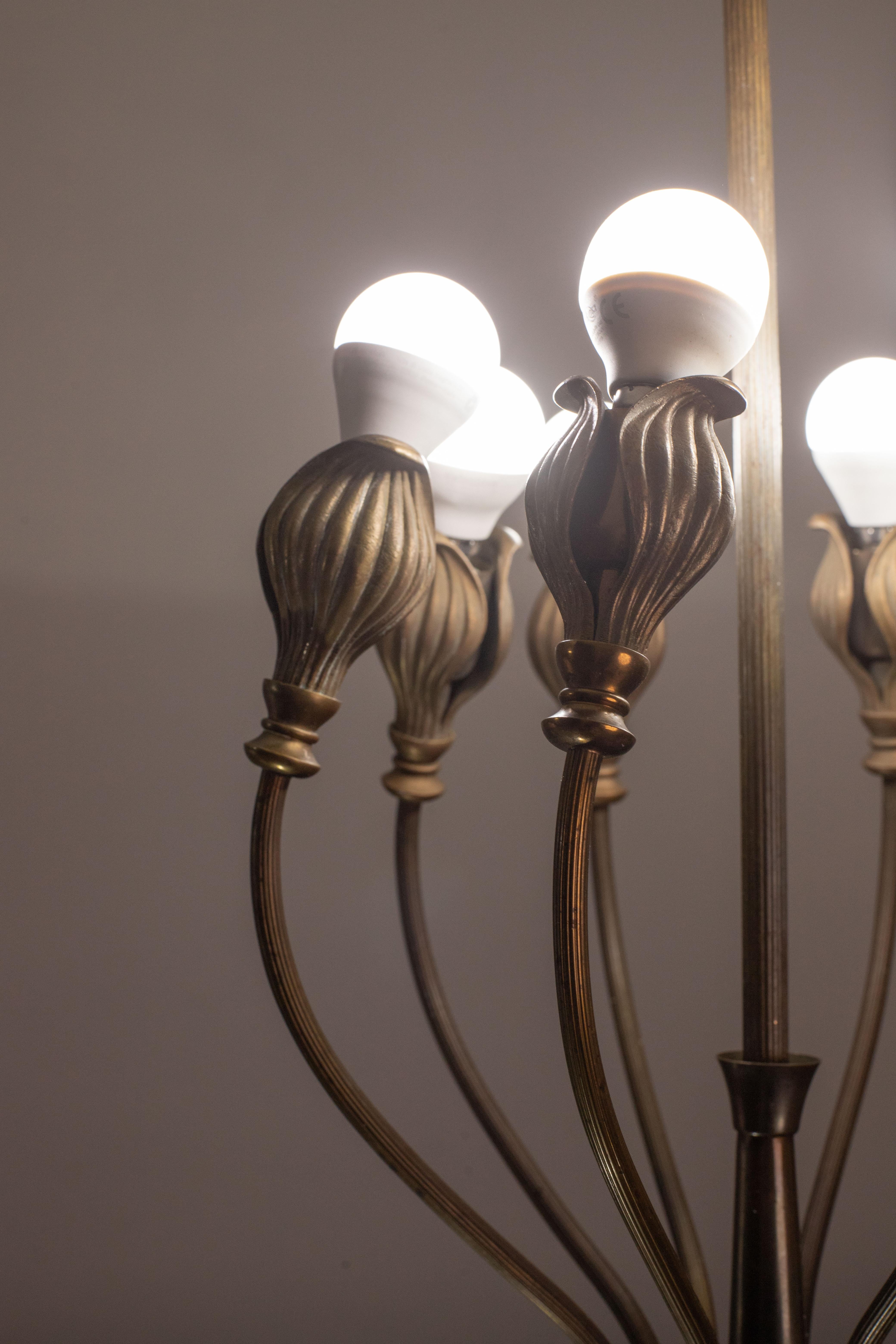 Italian Vintage Brass Tulip Chandelier In Good Condition For Sale In Roma, IT
