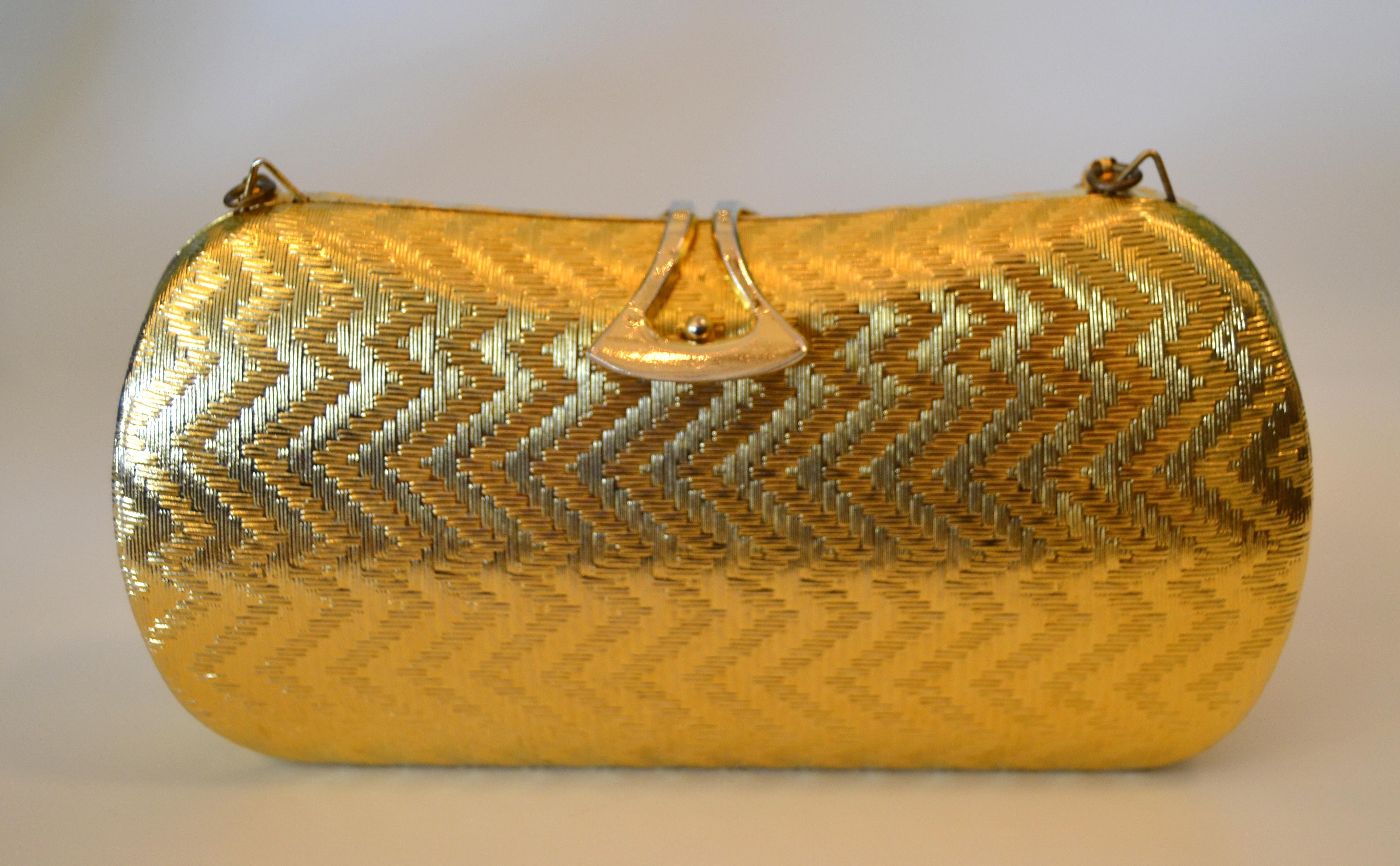 Italian vintage brass and velvet night out purse, shoulder bag, clutch or handbag.
Marked inside, made in Italy.
Measures: Length of chain 36 inches.