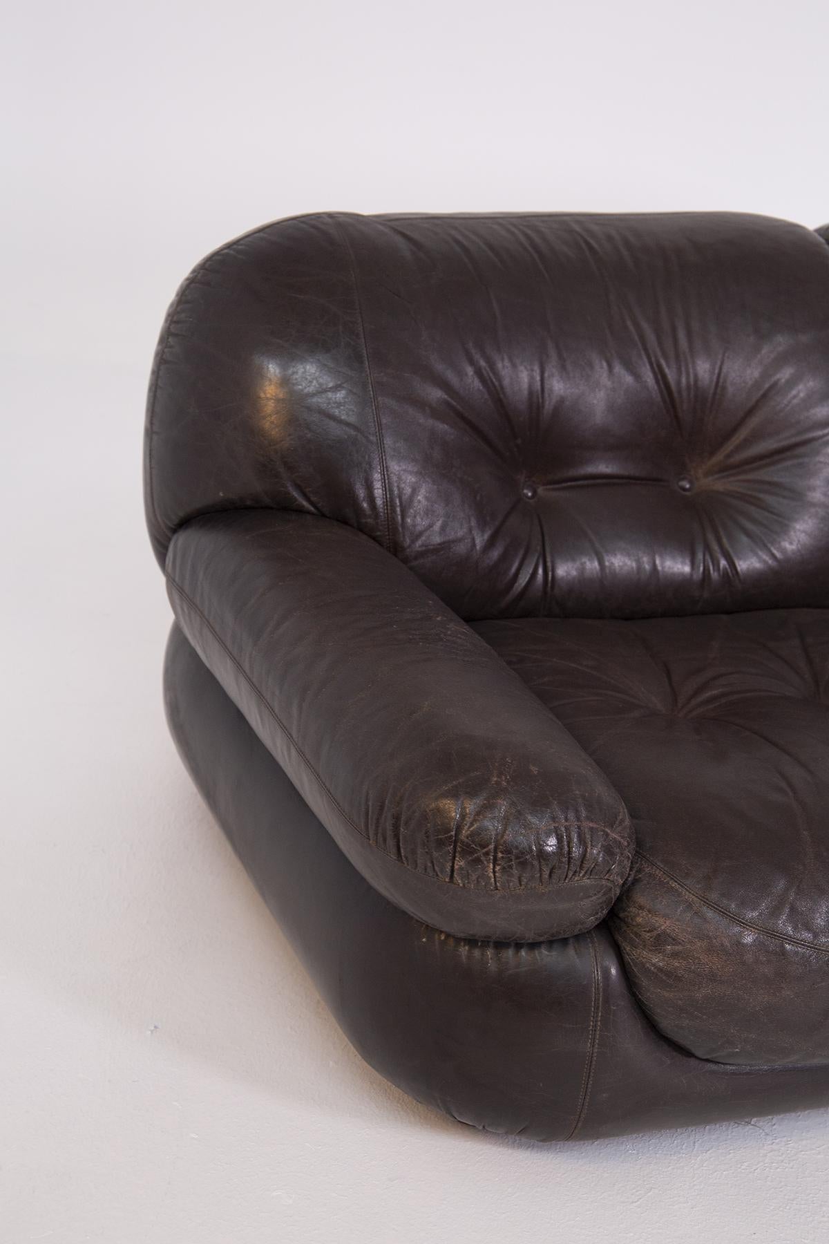 Original Italian sofa from the 70's in brown leather.
The sofa is made entirely of leather. The peculiarity of the sofa are its soft and rounded shapes. In fact, each of its elements consists of a circular cushion that give softness and warmth to
