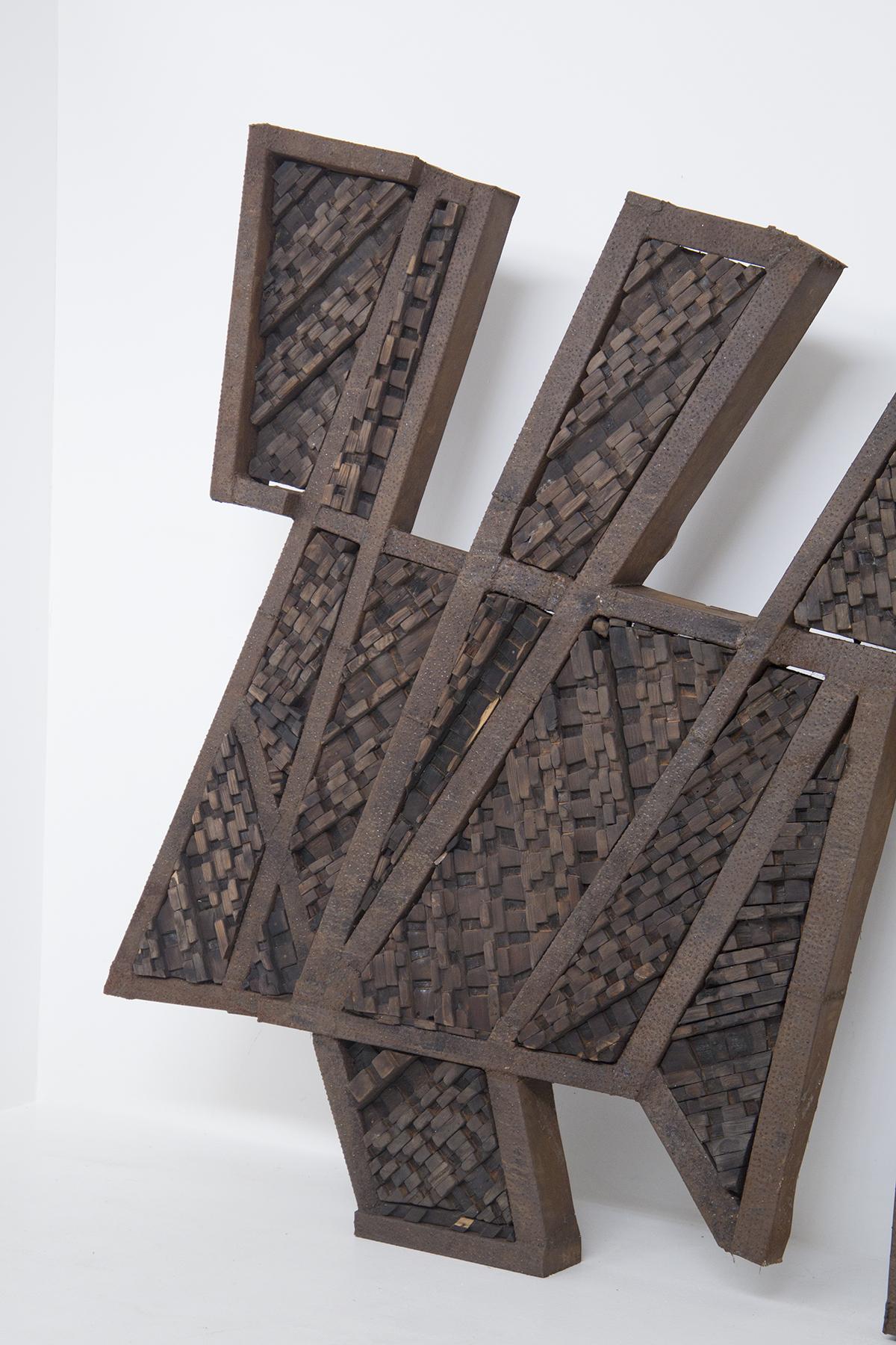 Gorgeous vintage Italian abstract Brutalist sculpture in wrought iron and wood, taken from a private house in Milan, in the 1950s, by unknown artist.
Brutalist sculpture is composed of two pieces that fit together at the center point of the