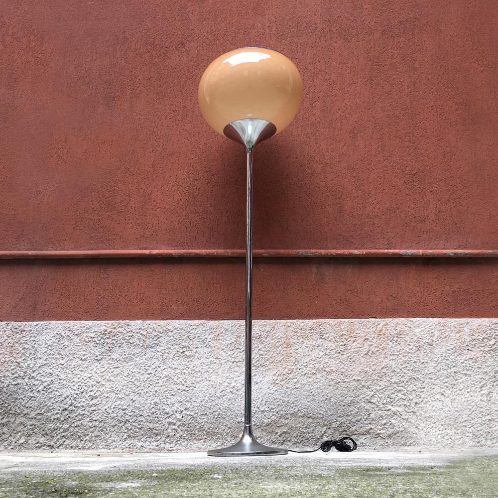 Italian vintage Bud floor lamp by Harvey Guzzini for Guzzini, 1970s
Pleasant and elegant, Bud model, floor lamp produced by Guzzini in the seventies on a design by Harvey Guzzini. Chrome-plated Tulip base with brown-toned glass shade and white