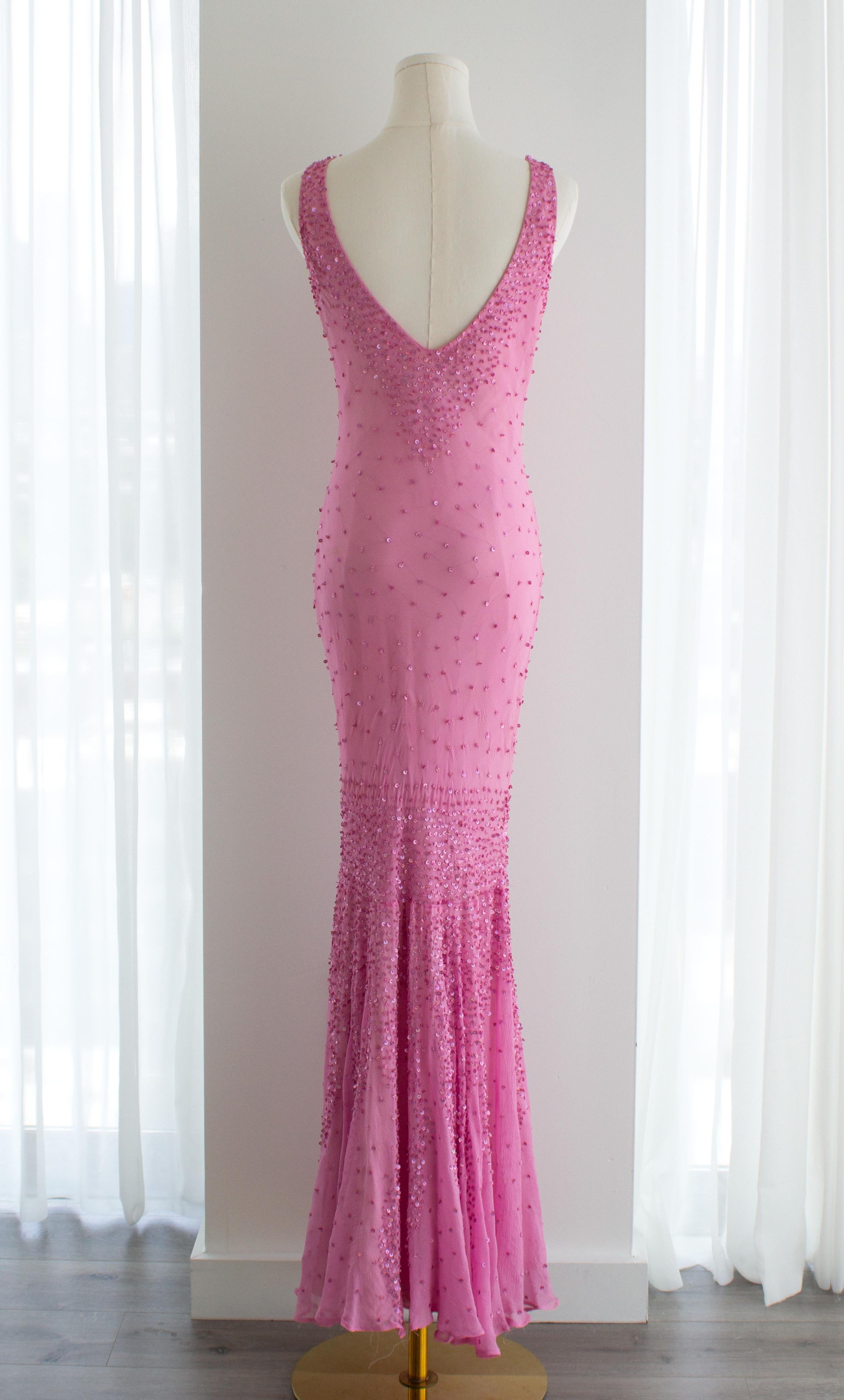 Ein seltenes italienisches Vintage-Abendkleid aus den 1990er Jahren, gefertigt aus leuchtend rosa Chiffon und vollständig von Hand mit farbigen Pailletten verziert. Die körpernahe Meerjungfrauen-Silhouette, der Rundhalsausschnitt mit tiefem