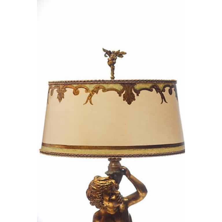 Années 1940 à 1960 Italien  Lampe Putti italienne en bois sculpté avec feuilles d'argent et d'or et abat-jour en parchemin personnalisé
Un autocollant d'importation original indiquant 