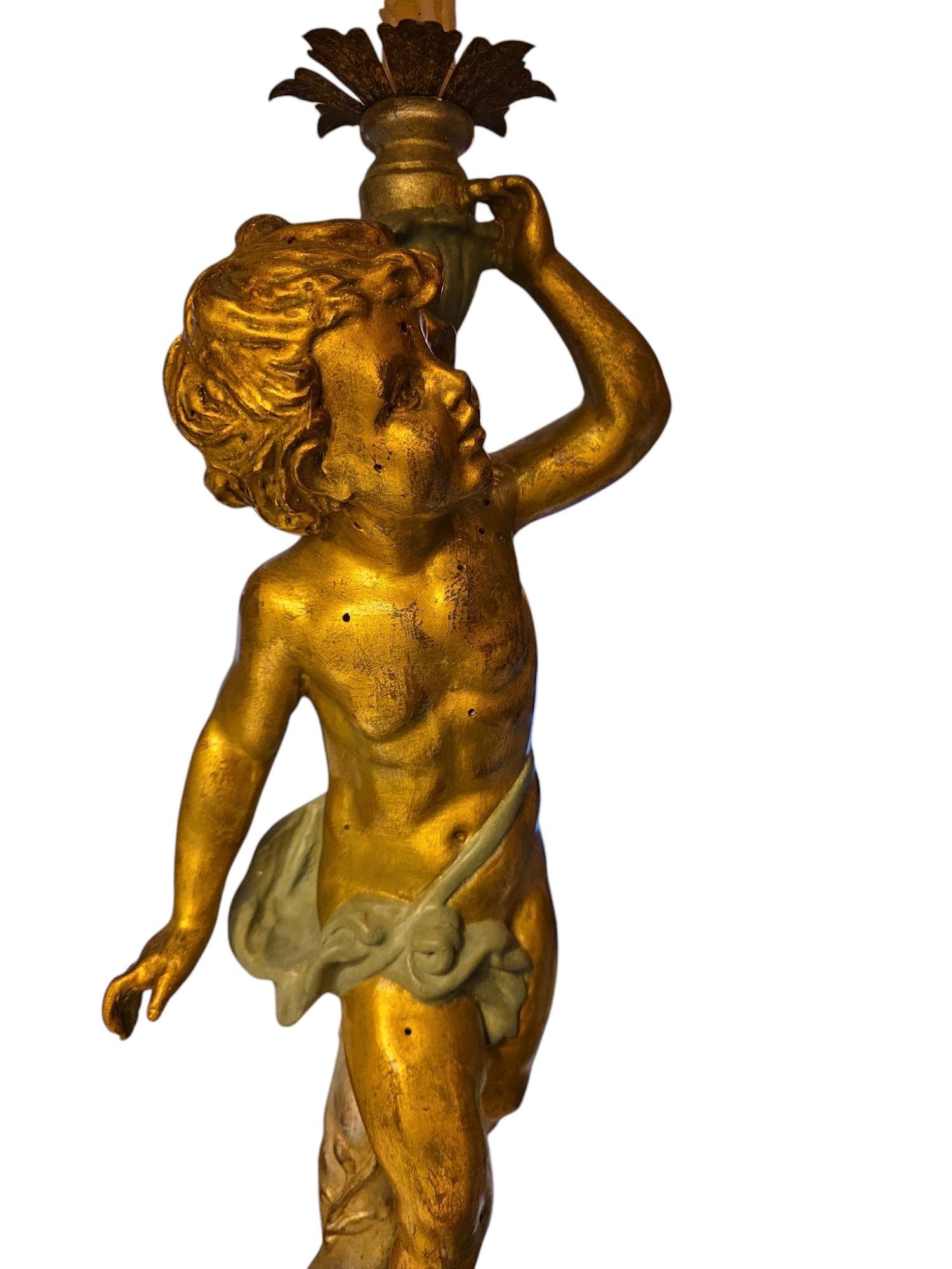 Sculpté à la main Lampe italienne Putti vintage en bois sculpté, 20ème siècle en vente