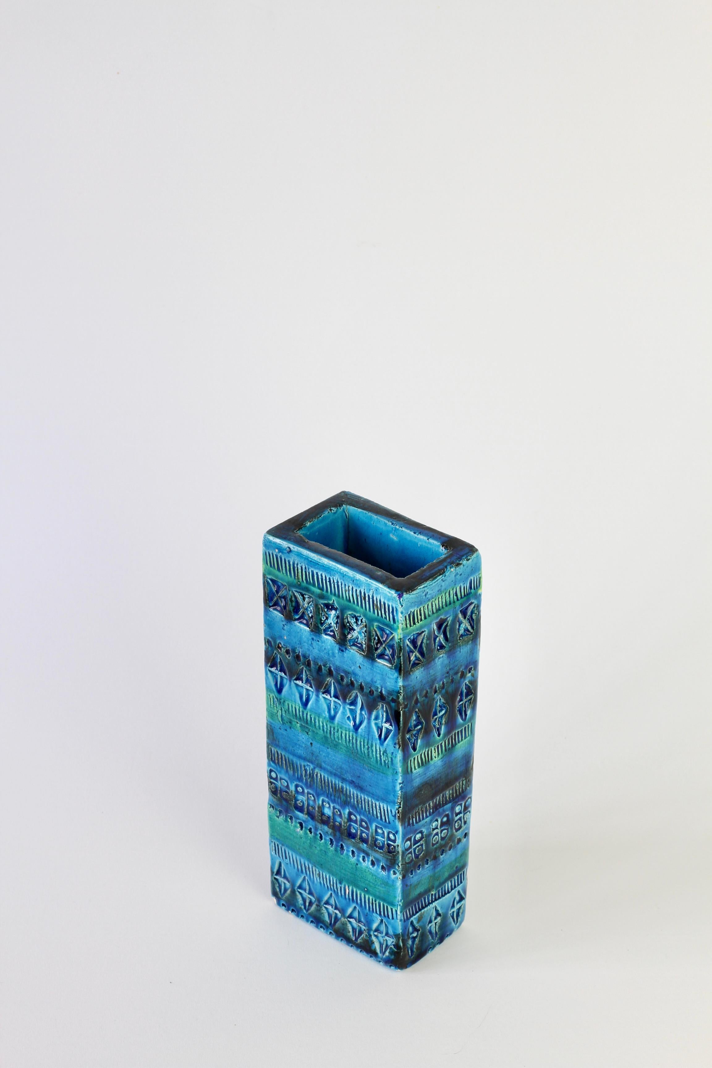 Schöne hohe geprägte Vase in leuchtendem 'Rhimini'-Blau und Türkis von Aldo Londi für Bitossi, um 1968. Ein großes. Stück Vintage, Mitte des Jahrhunderts handgemachte italienische Keramik. 

Formnummer 727/21.

Wir haben noch mehr seltene