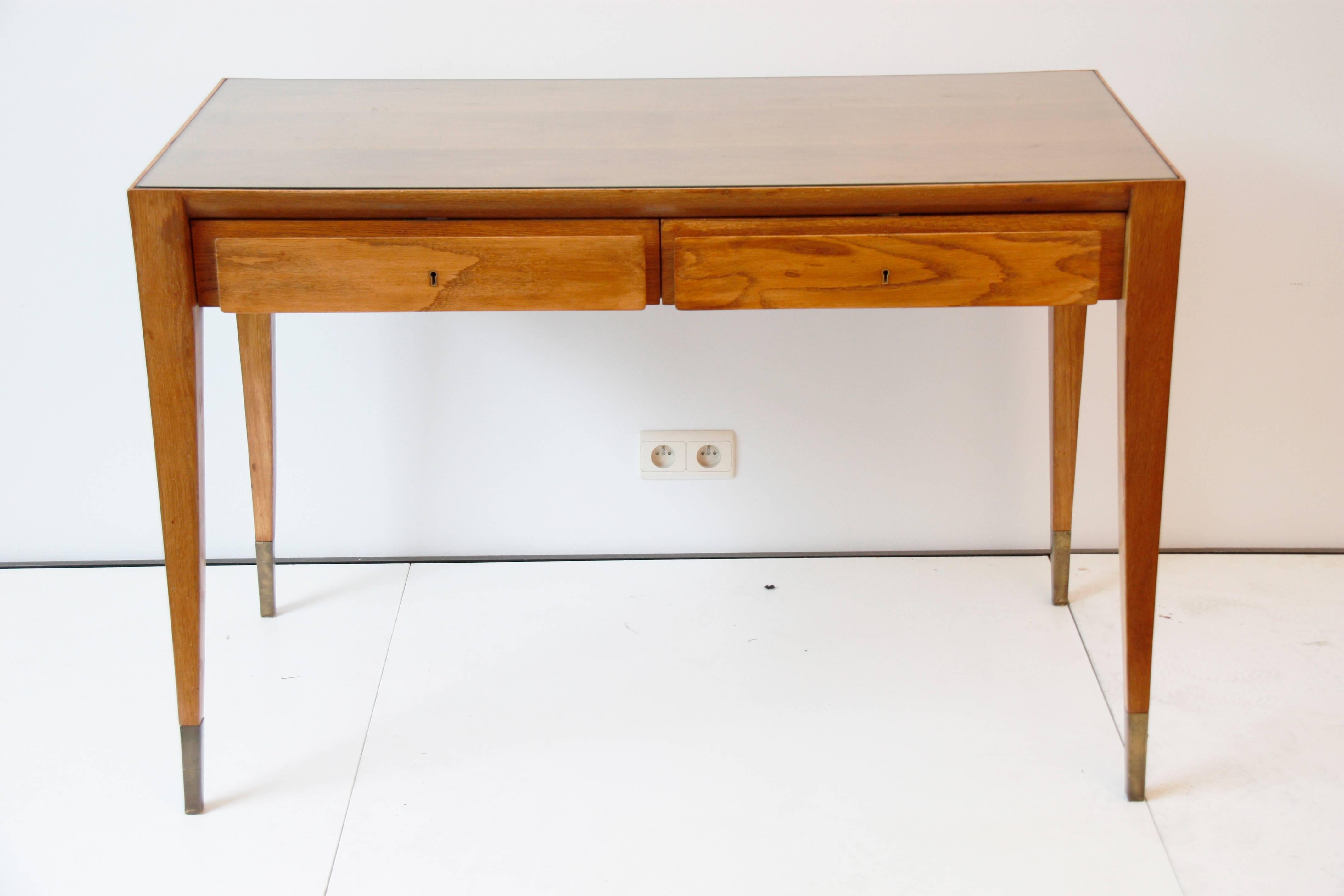 Vintage rectangular desk in clear oak with two drawers, on the top a thin glass, brass feet design by Gio Ponti, Italy, circa 1950. Measures: 47.24in x 23.62in - 31.5in height
1m20 x 60cm - hauteur 80cm.