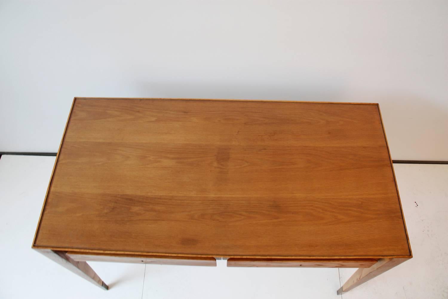 Italian Vintage Clear Oak Desk with Drawers by Gio Ponti, circa 1950 In Good Condition For Sale In Belgium, Brussels