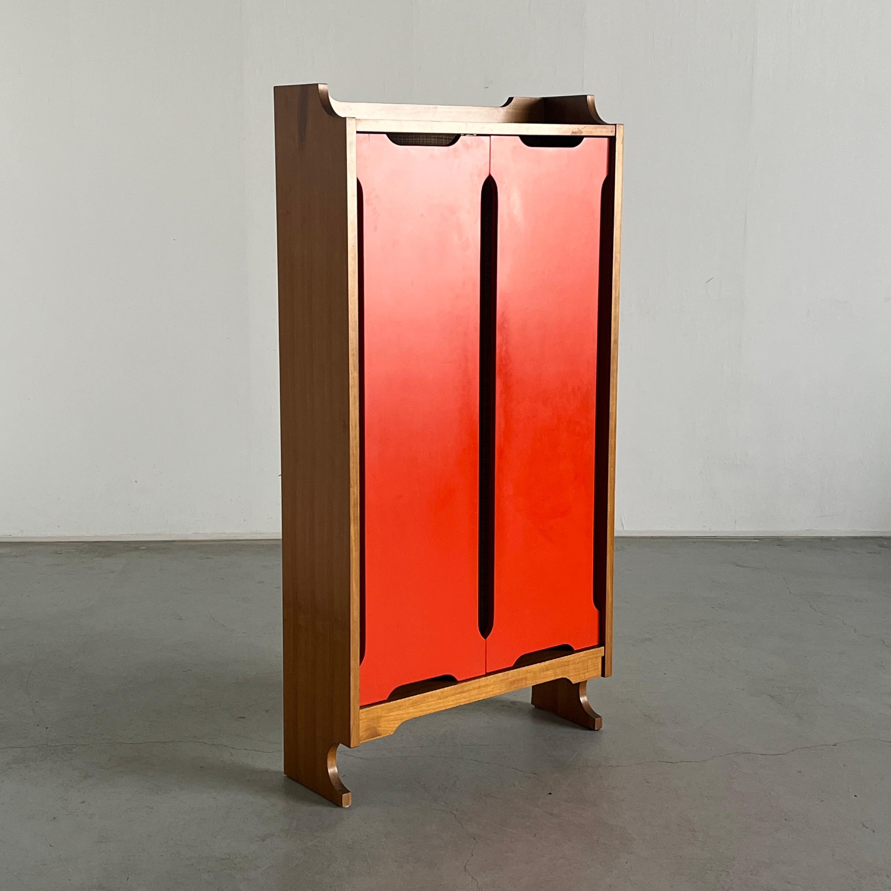 Une belle armoire constructiviste avec des portes orange vibrant présentant quatre porte-manteaux à l'intérieur sur un fond de tissu à motifs. Une pièce rare qui attire l'attention.
Production italienne des années 1960.

Dans l'ensemble bien