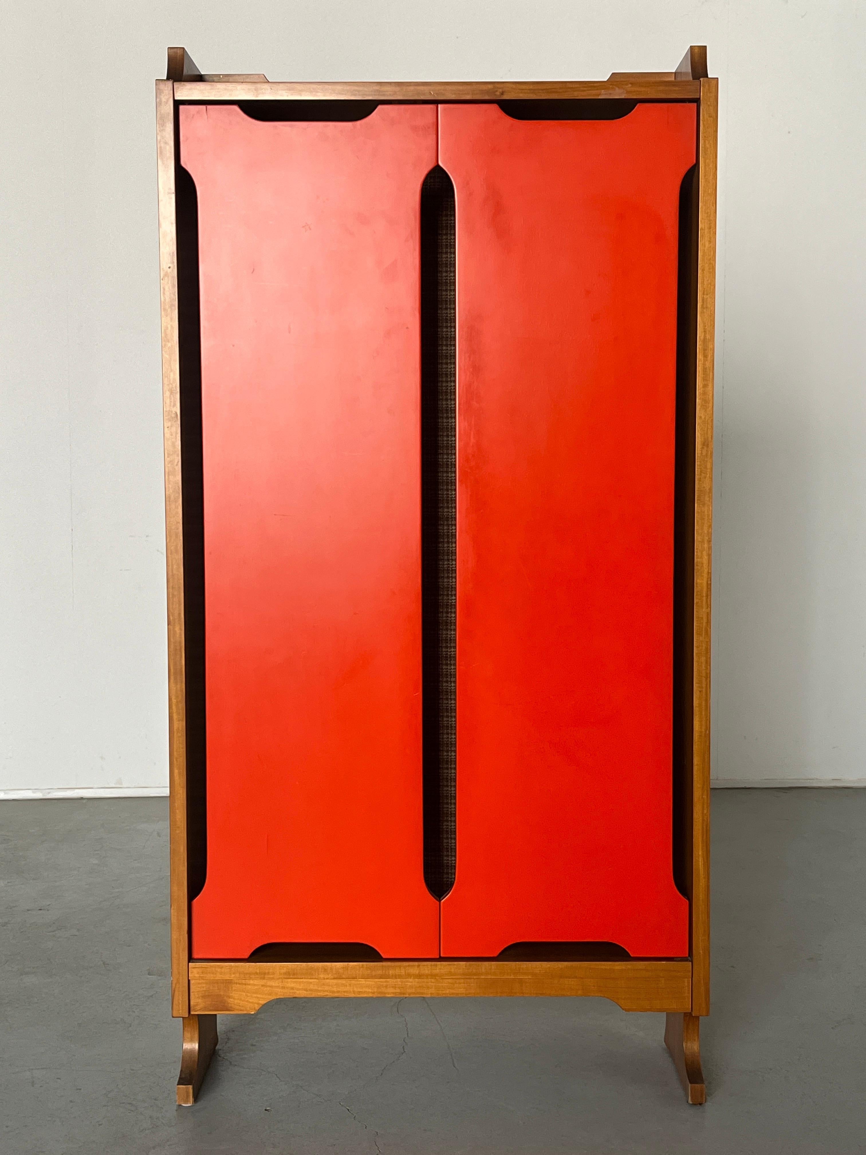 Bois Cabinet en bois italien vintage constructiviste, Mid-Century Modern 1960s Italy en vente