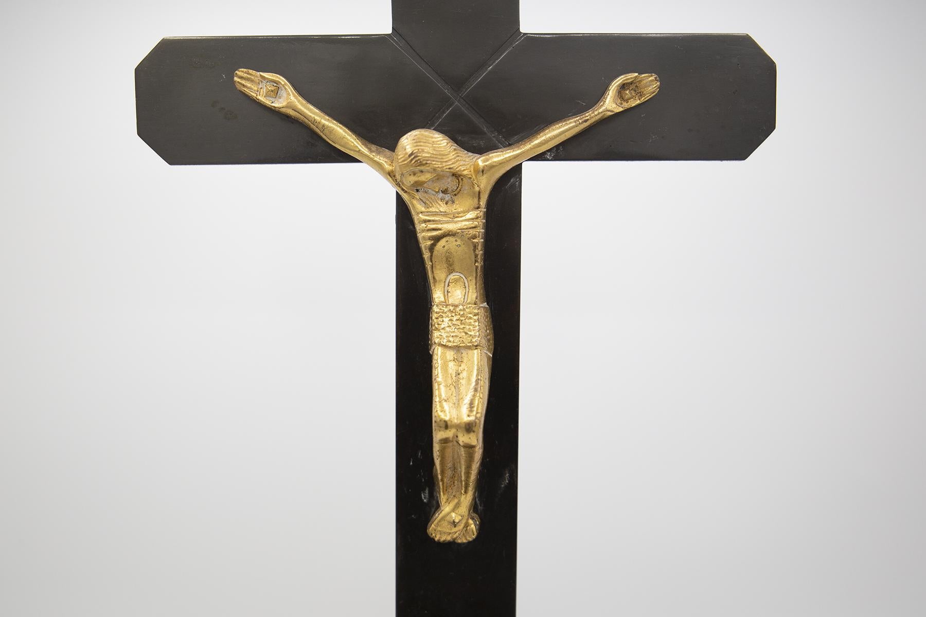 Beautiful vintage crucifix of fine Italian manufacture from the 1950s.
The vintage crucifix was made with nickel plated iron and gilded bronze. The vintage crucifix is composed of a geometric base with the backs bevelled by bronze decorations and a