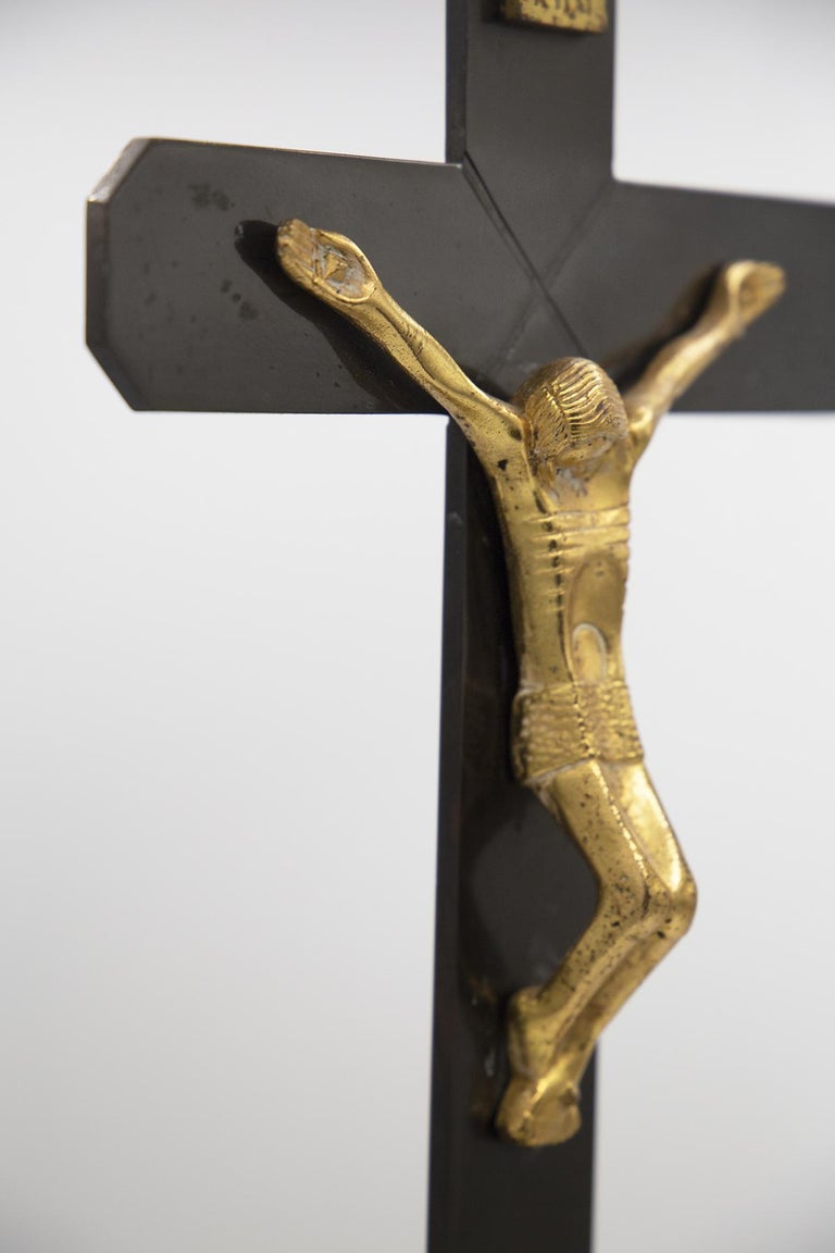 Italian Vintage Crucifix in Bronze and Iron For Sale 1