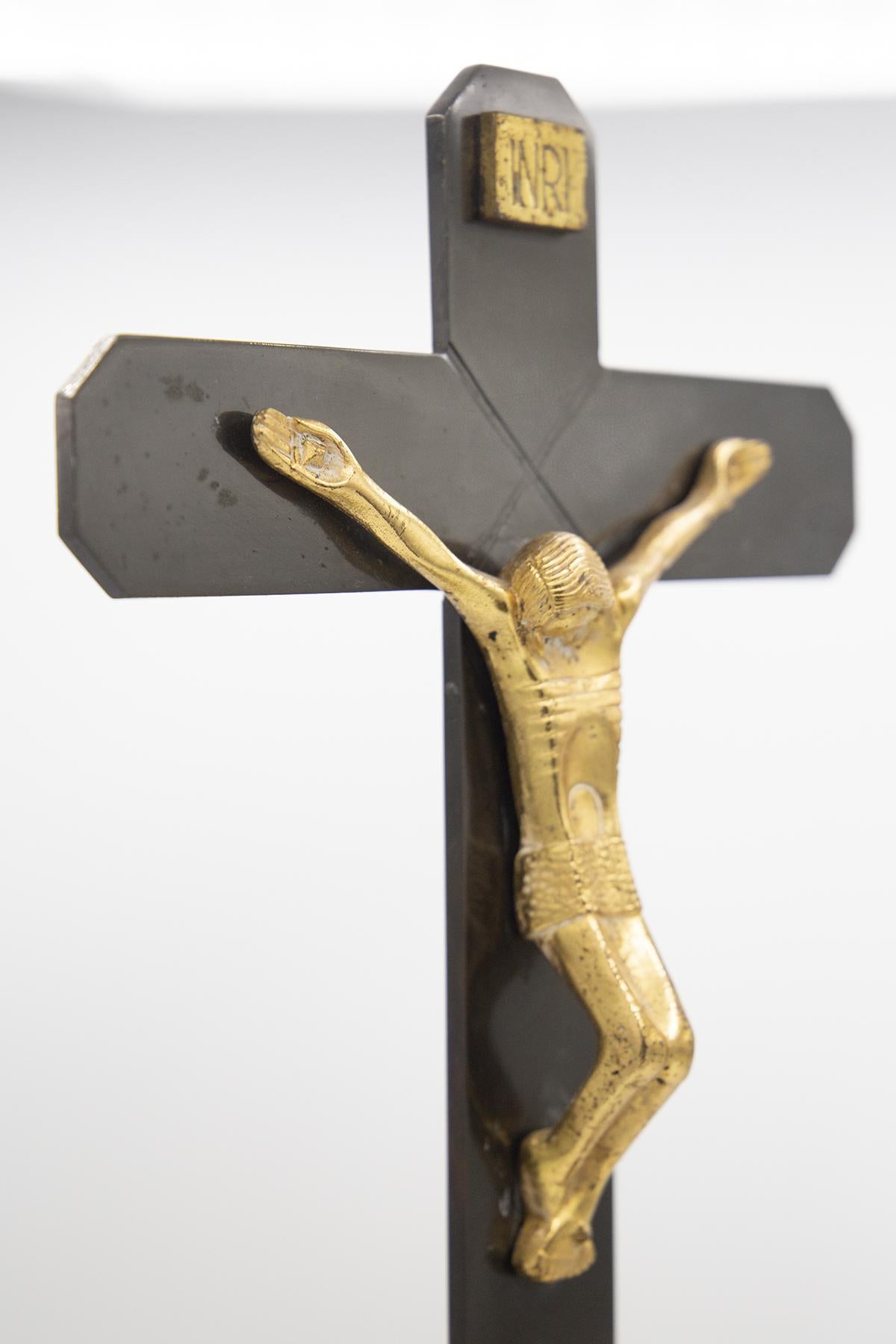 Italian Vintage Crucifix in Bronze and Iron For Sale 2
