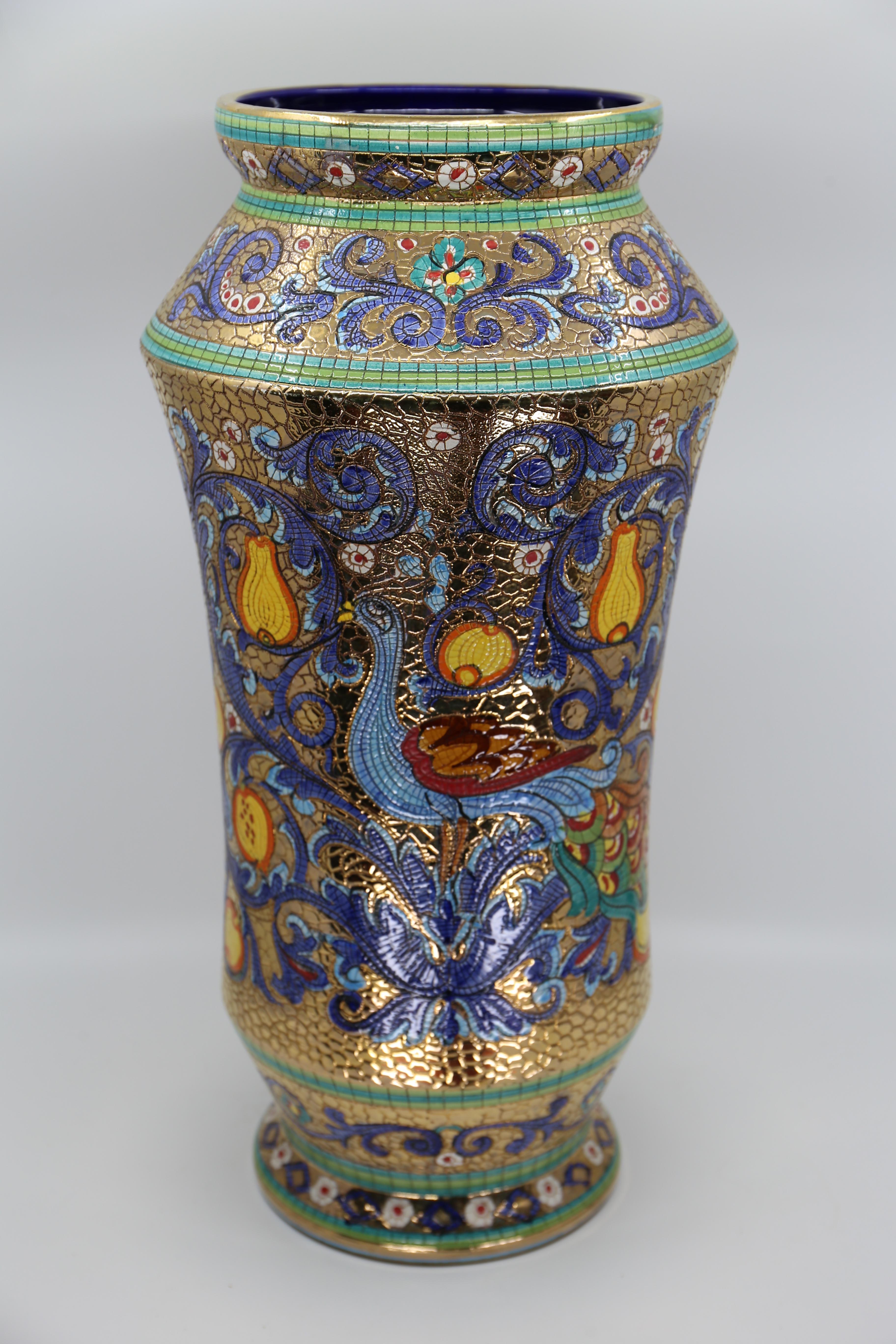 Italienische Vintage Deruta Mosaik Hand gemalt floralen & figuralen Vase  (Majolika) im Angebot