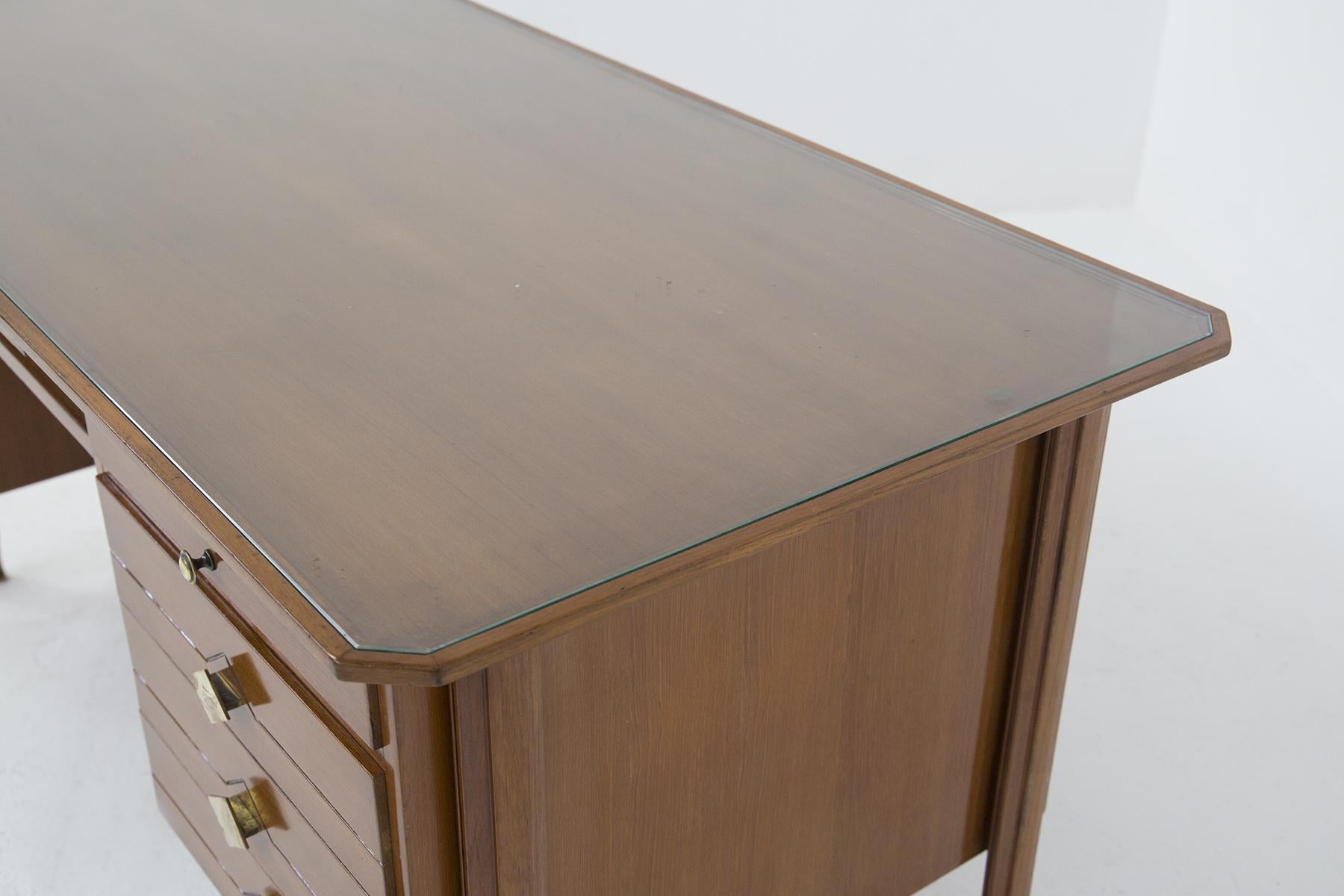 Escritorio italiano vintage de madera de nogal, latón y cristal Latón en venta