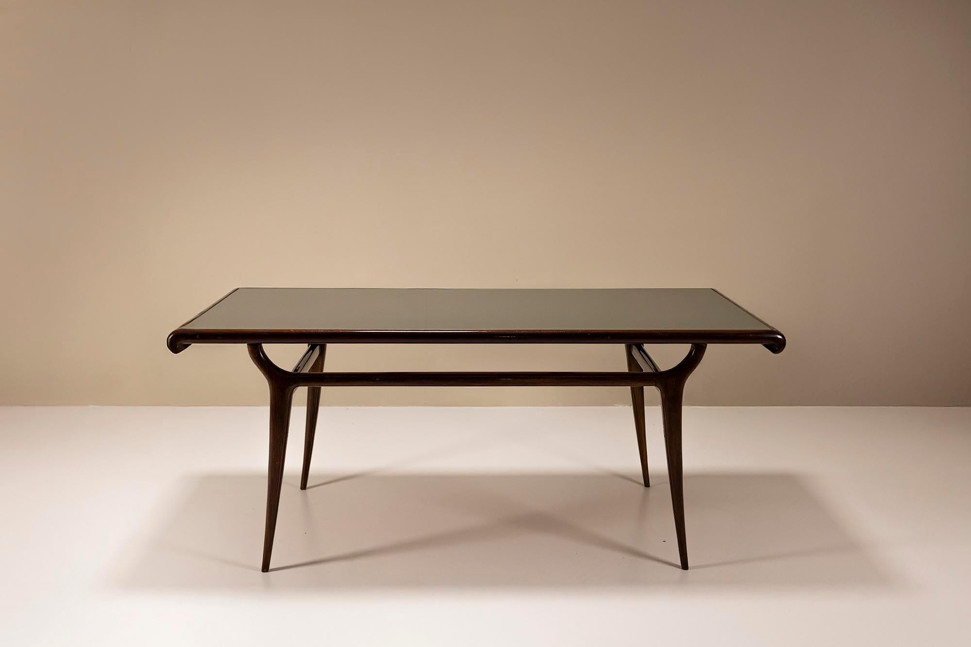 Cette table de salle à manger vintage italienne fait entrer l'esthétique raffinée des années 1950 dans les intérieurs contemporains. Mélange sophistiqué de formes et de matériaux, cette pièce incarne les lignes gracieuses et la sensibilité au design