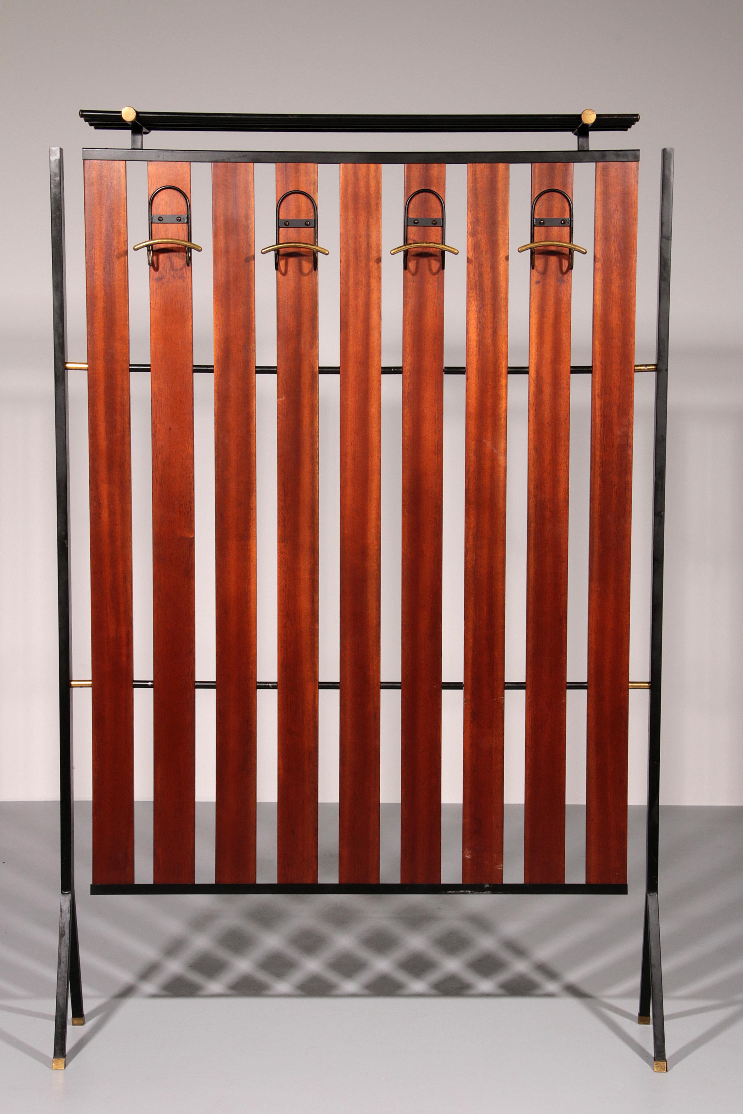 Mid-Century Modern Elegance vintage italienne - Cintre mural en laiton et teck des années 50 en vente