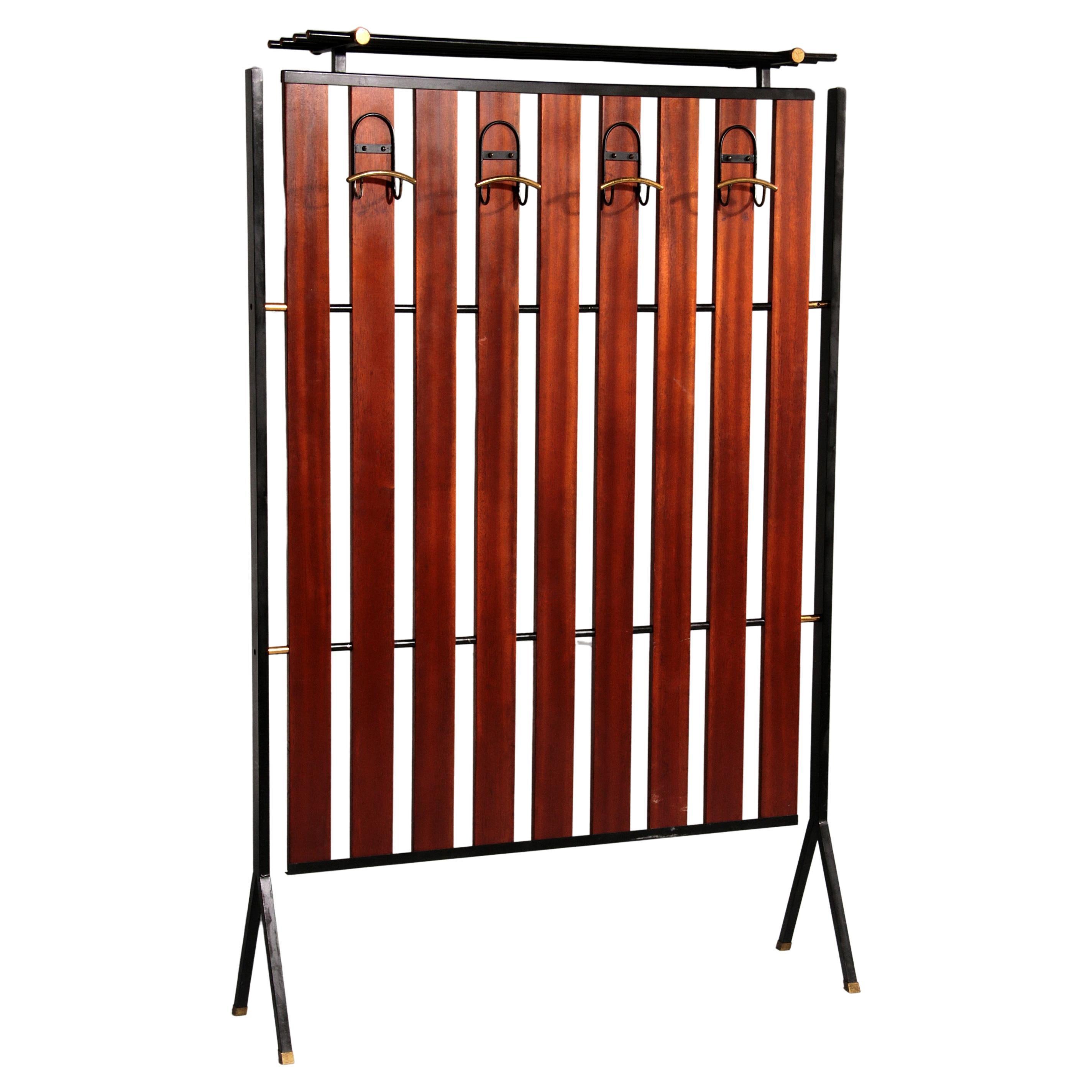 Elegance vintage italienne - Cintre mural en laiton et teck des années 50 en vente