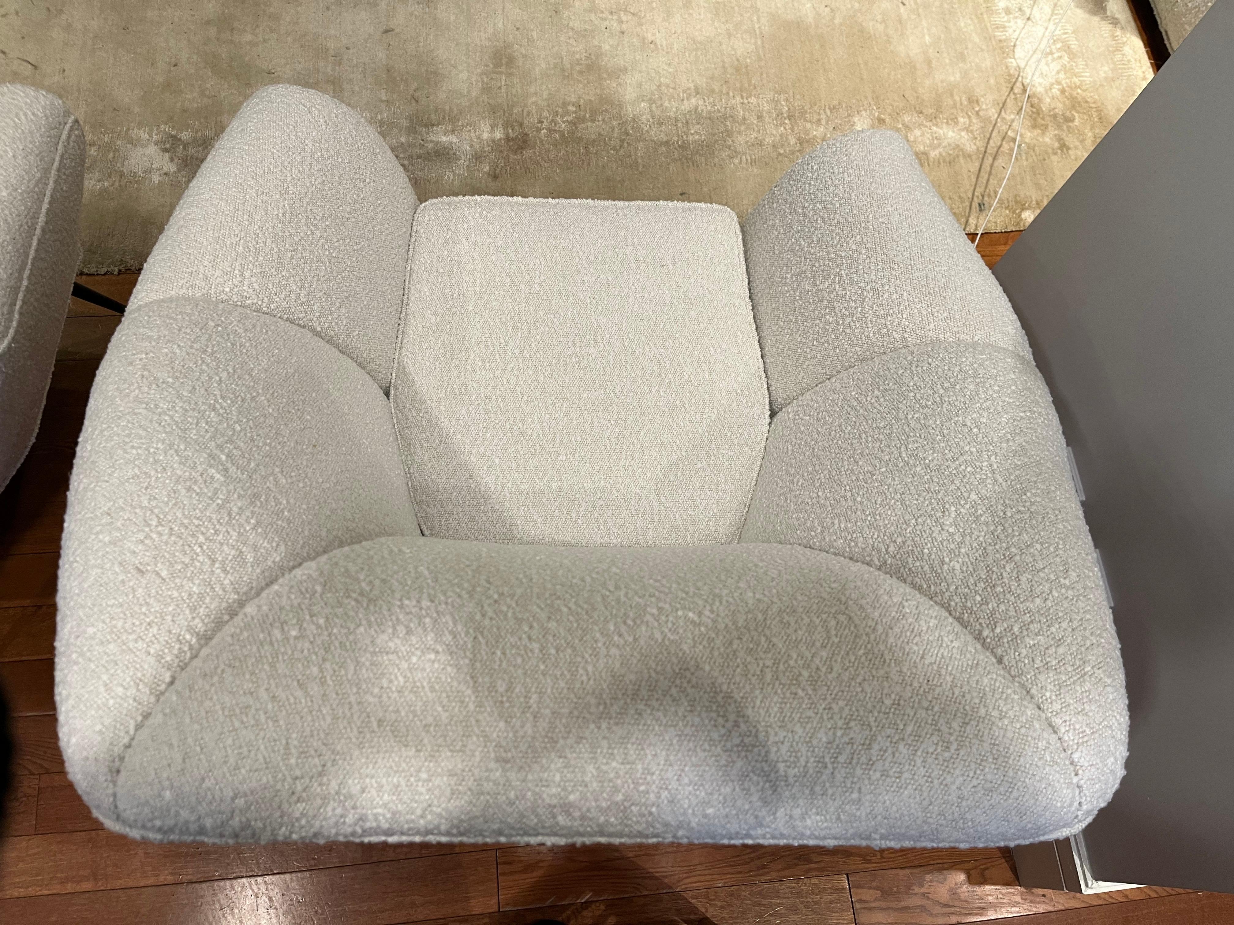 Italian Vintage Elegant White Boucle Lounge Chairs In Good Condition For Sale In New York, NY