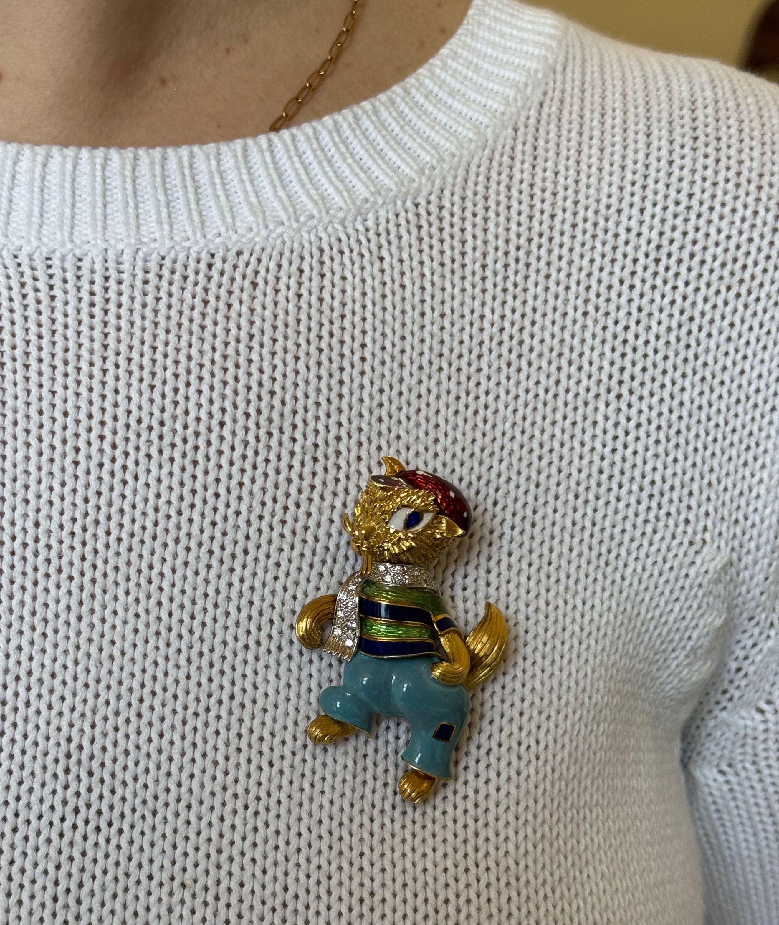 Skurrile Brosche aus italienischem 18-karätigem Gold, die ein Eichhörnchen abbildet. 
Die Brosche ist mit Emaille und ca. 0,20ctw in H/Si1 Diamanten verziert.
Maße 2 5/8