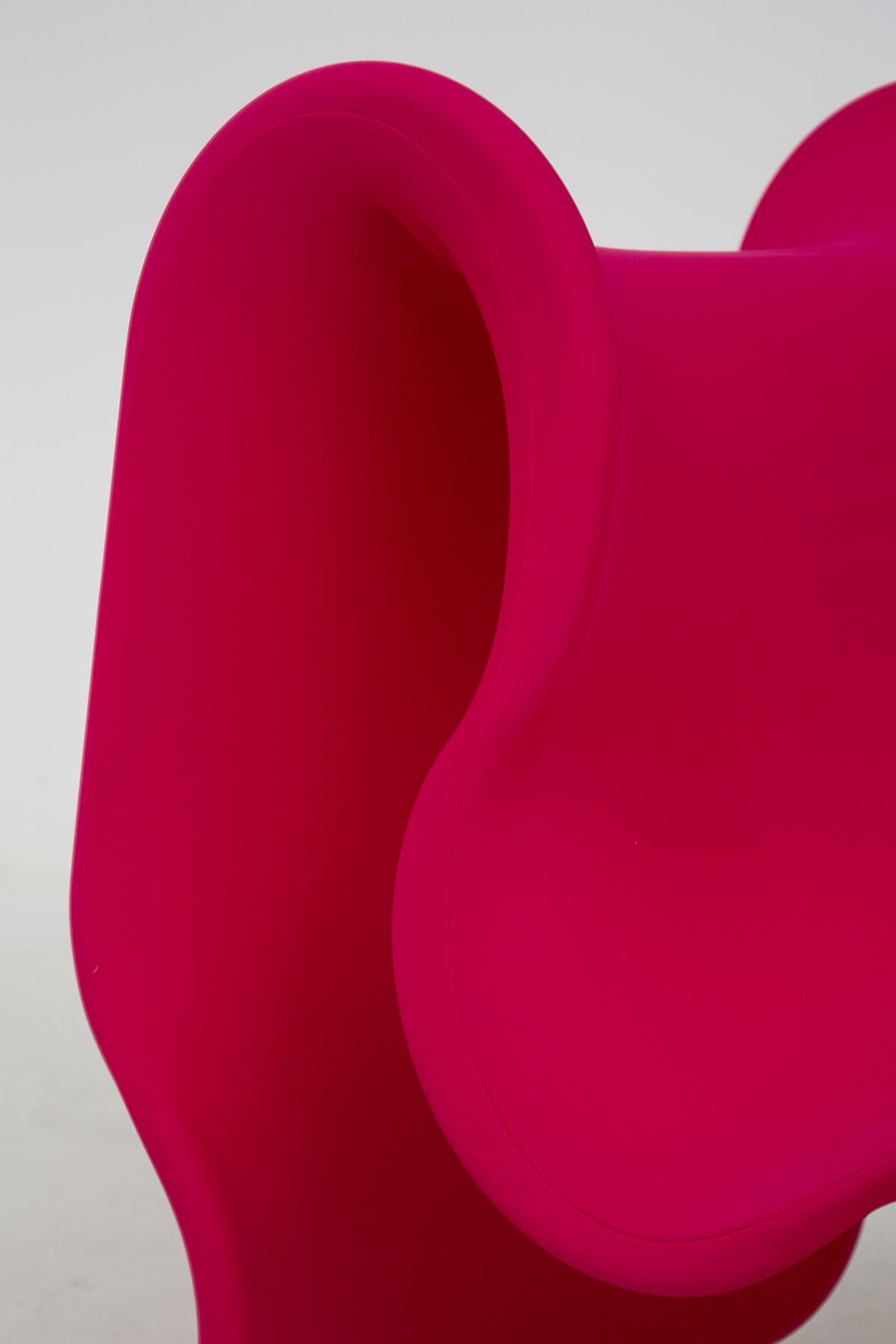 Beau fauteuil Fiocco produit par Busnelli, né en 1970 du projet de Gianni Pareschi.
Il apporte dans le salon la même note de vivacité et de brio d'un ruban coloré enroulé sur le papier qui enveloppe le précieux cadeau pour quelqu'un qui nous est