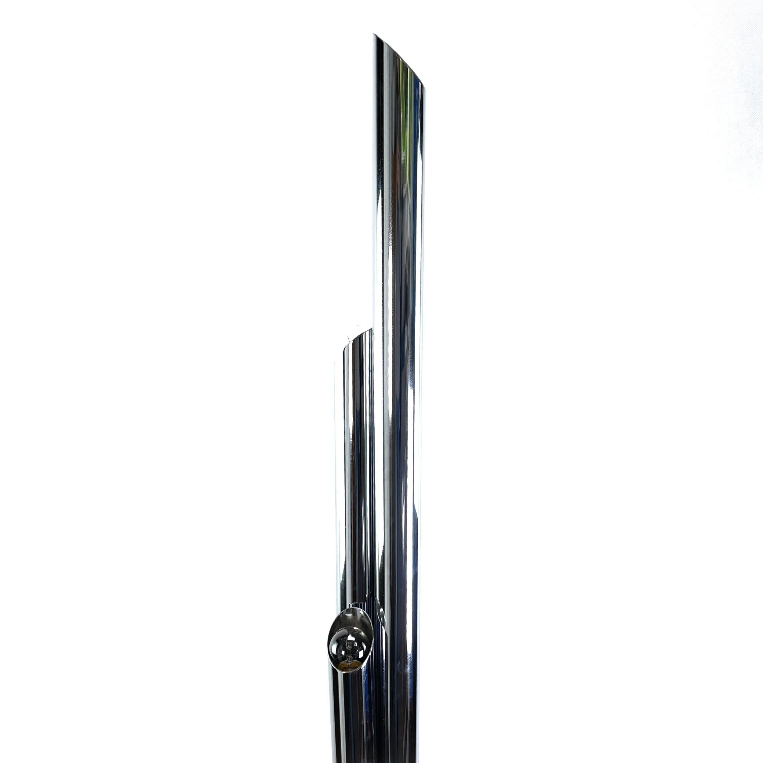 Italian Vintage Floor Lamp - 1970s

The large Italian lamp is a real design classic from the 60s / 70s. The floor lamp is an original and gives a pleasant light. The Italian Vintage Floor Lamp chrome from the 1970s is a stunning piece that exudes