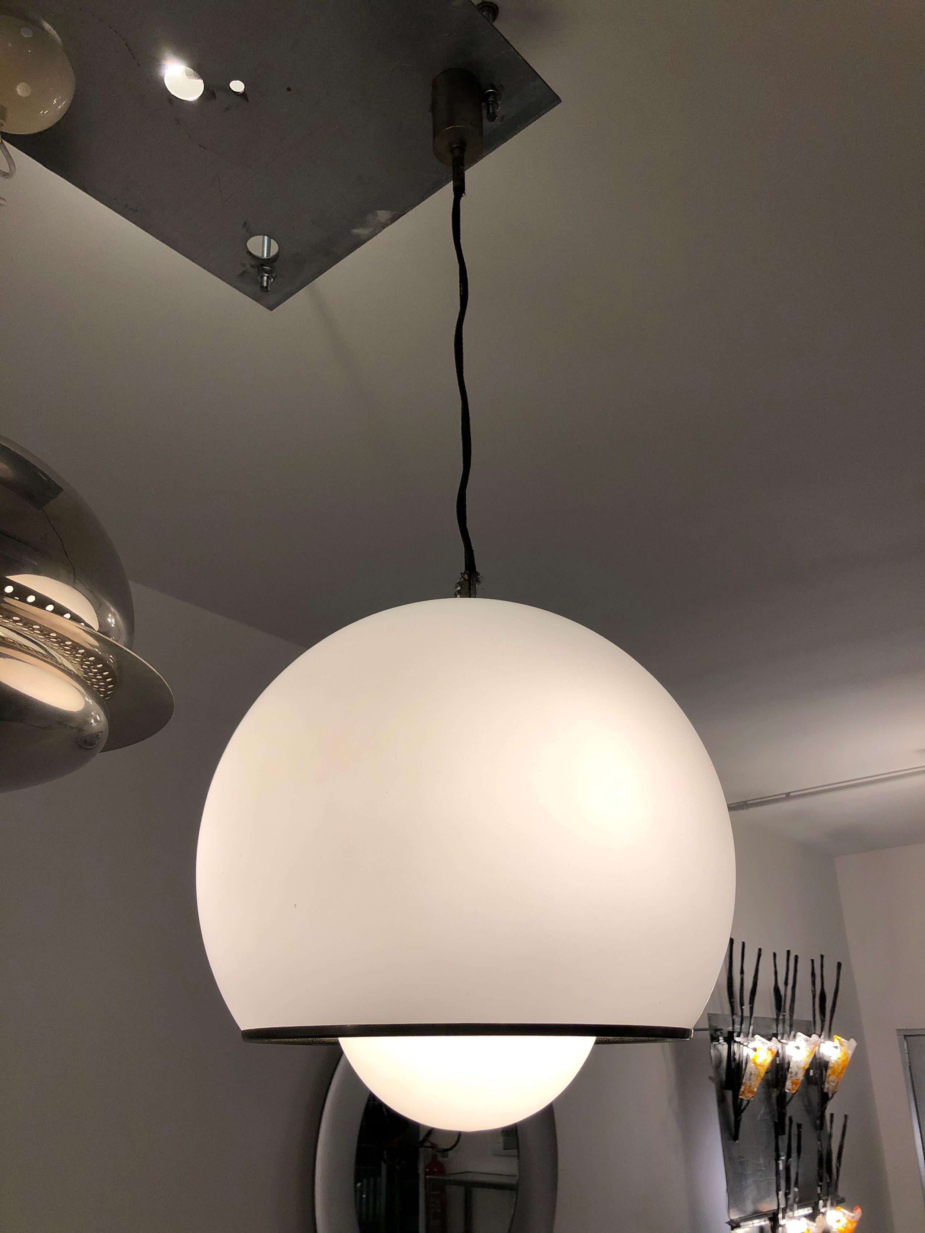 Great conditions for this pendant chandelier produced in Italy by Fontana Arte during the 1960s. The two spheres are made from opaline glass and the structure by nickeled brass.