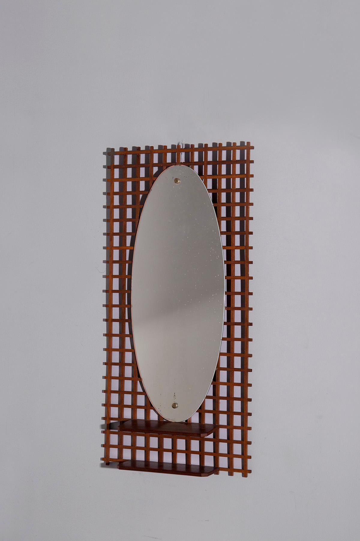 Entrez dans le charme des années 60, où l'élégance vintage rencontre le charme géométrique sous la forme d'un miroir italien exquis. Ce meuble porte en lui la nostalgie d'une époque révolue, où l'art et l'artisanat étaient fondamentaux.

Le miroir,