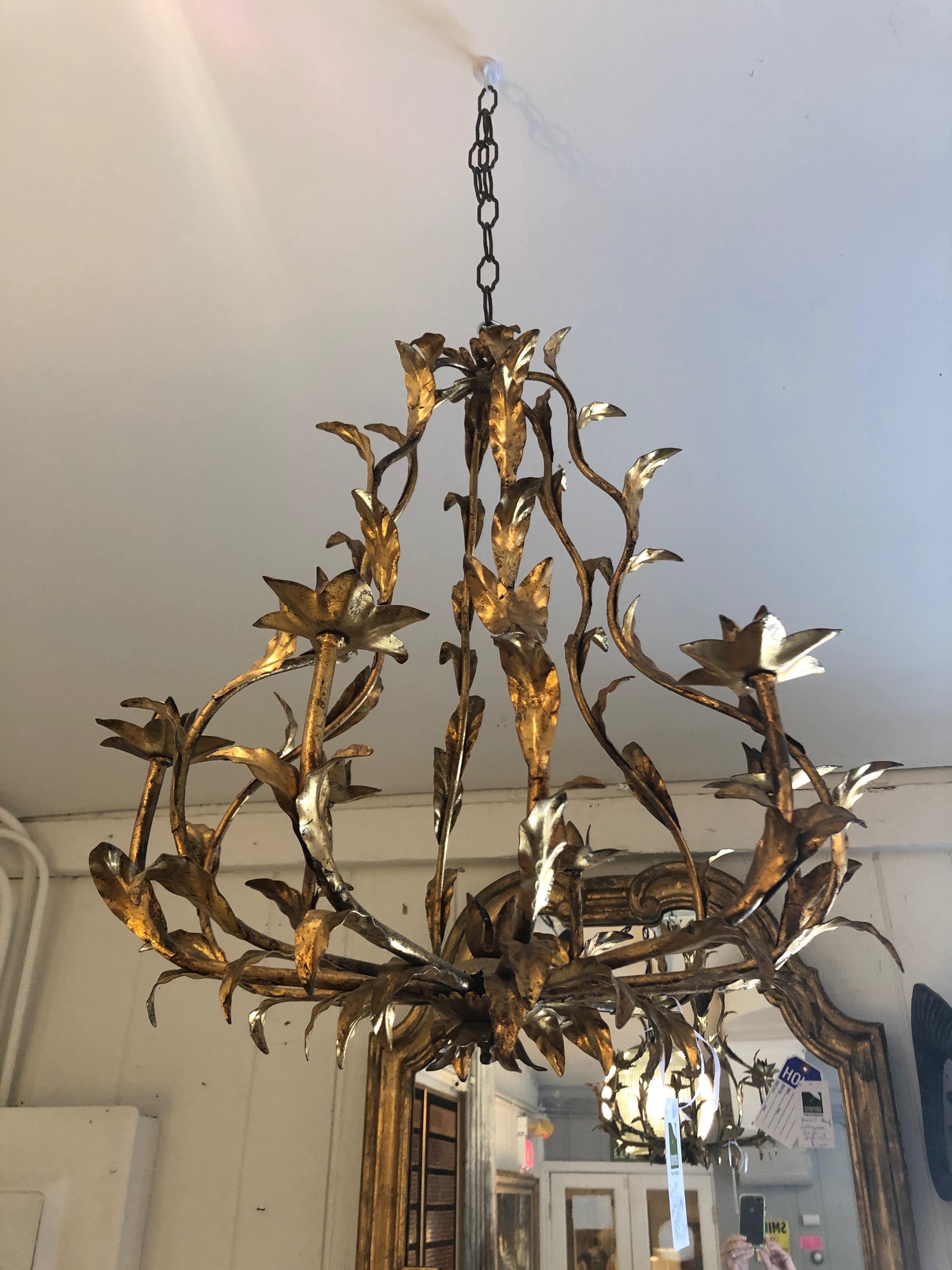 Elégant lustre à bougies italien à 6 bras, en fer doré et tole, nouvellement électrifié.