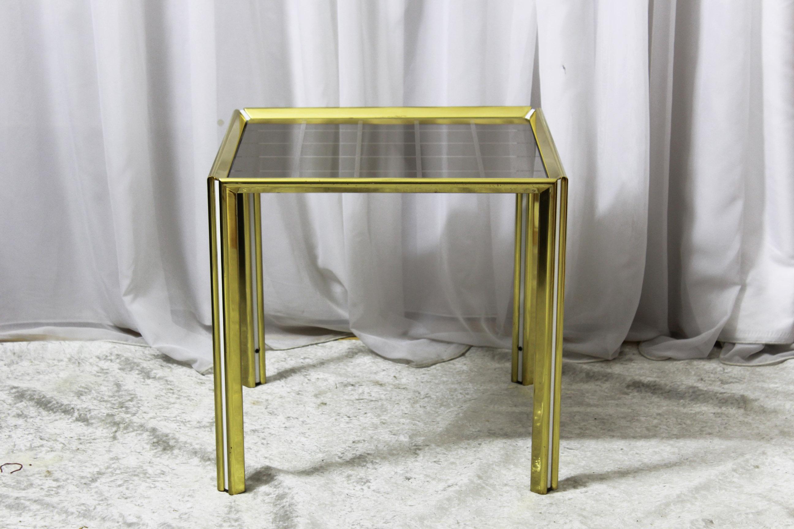 Table basse vintage fabriquée en Italie dans les années 1970. Structure en fer doré avec décoration raffinée et géométrique sur le dessus.
En très bon état avec seulement quelques signes du temps sur la structure de la verge d'or. Le plateau en