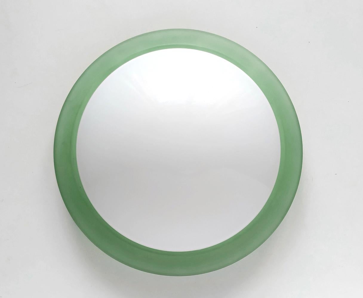 Eine wunderbare mundgeblasene Einfassung aus weißem Opal und grünem Glas im Vintage-Stil.
Italien, 1980er-1990er Jahre.
Lampenfassungen: 1x E27 (US E26).
 
(Drei weiße Opalglas-Glaswaren in Weiß und Rosé (letztes Bild) erhältlich).