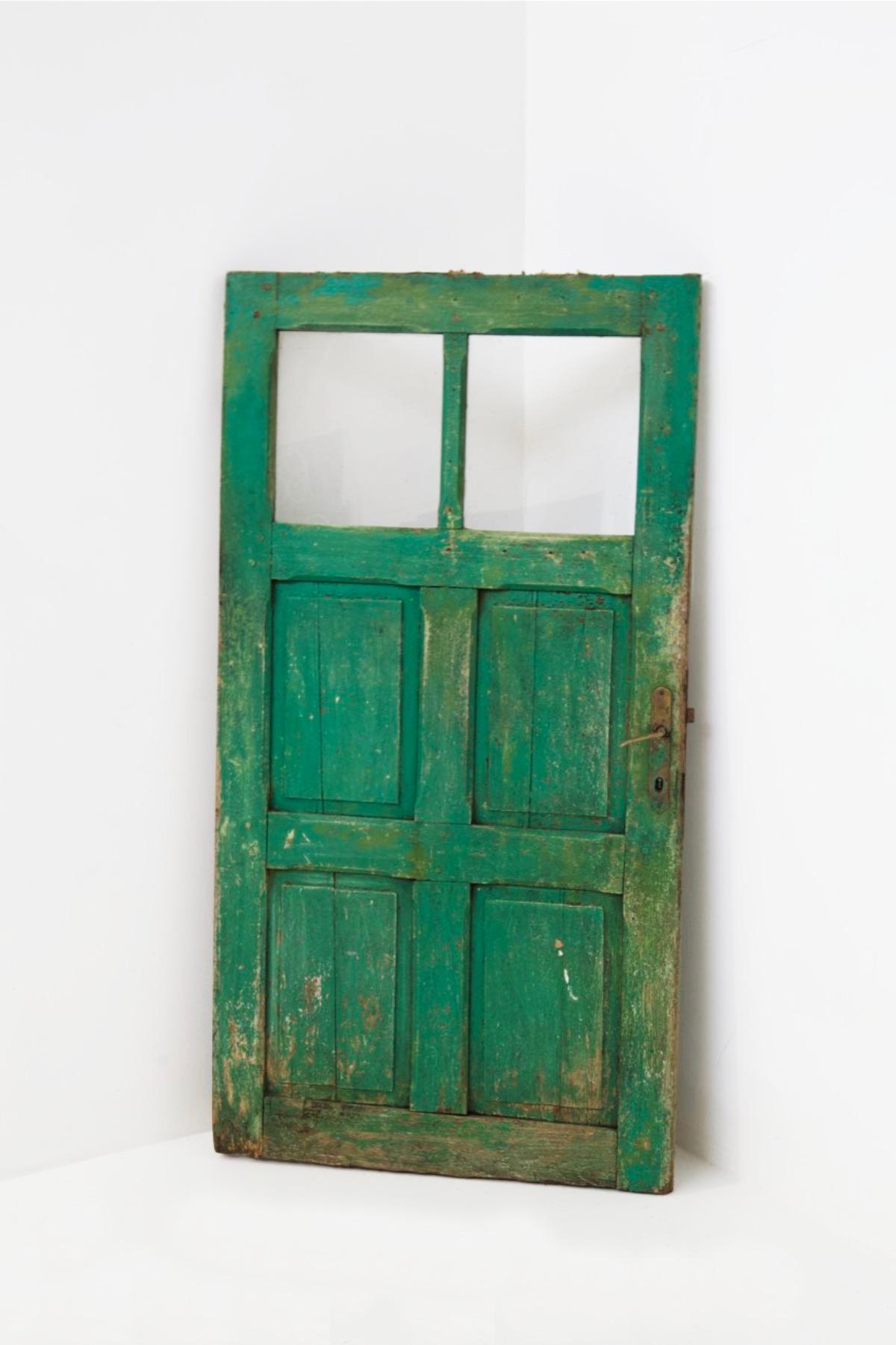 Wunderschöne italienische Holztür aus Capri aus den 1960er Jahren, in einem schönen rustikalen Stil.
Die Tür ist eine klassische rechteckige Tür, aber niedriger als die heutige Norm, weil die Häuser früher kleiner waren.
Die Tür ist aus feinem